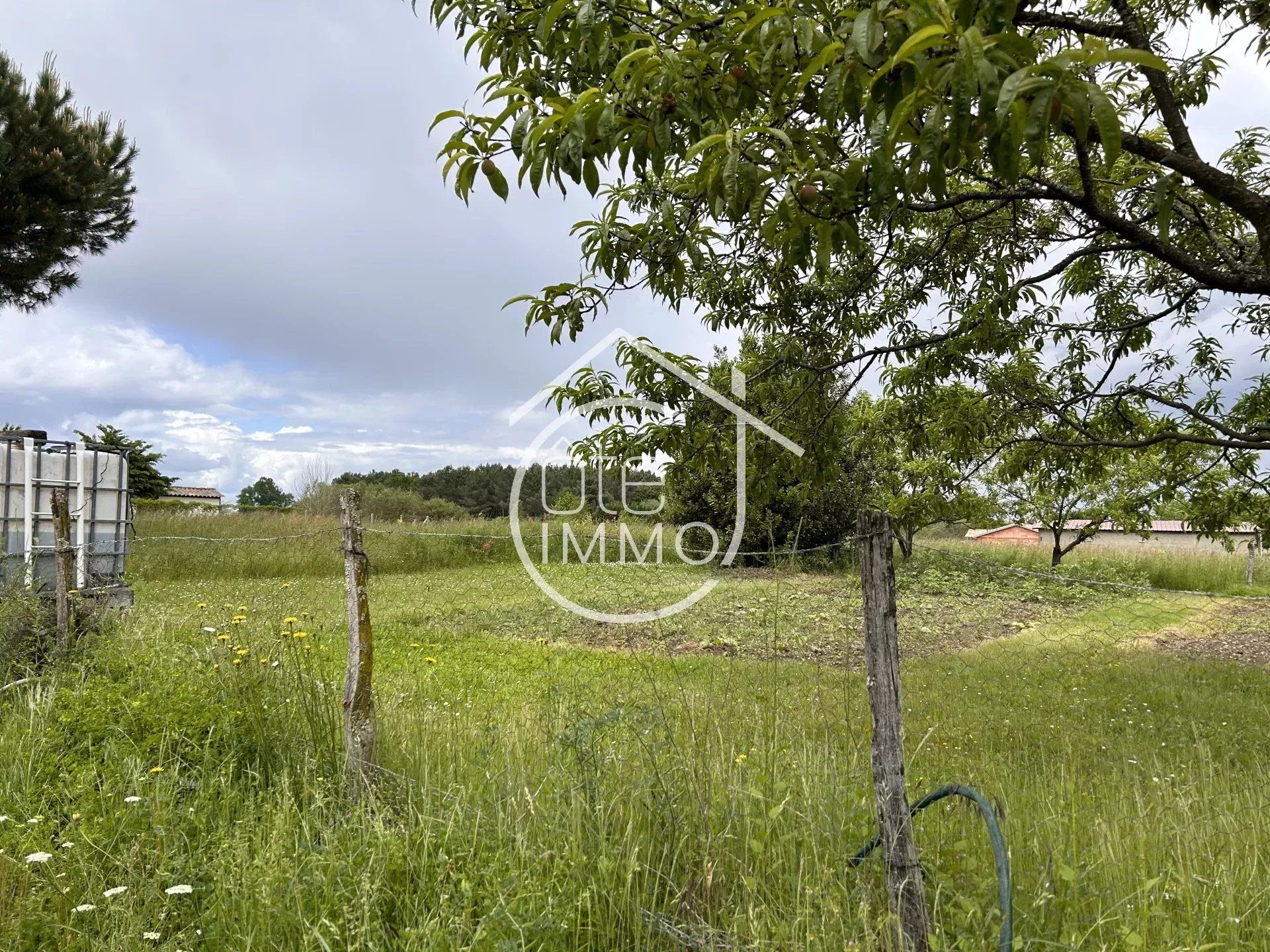 Land in Montpon-Menesterol, Nouvelle-Aquitaine 12477672