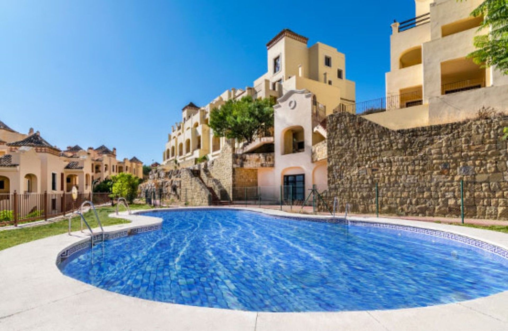 Condominium in Estepona, Andalusia 12490194