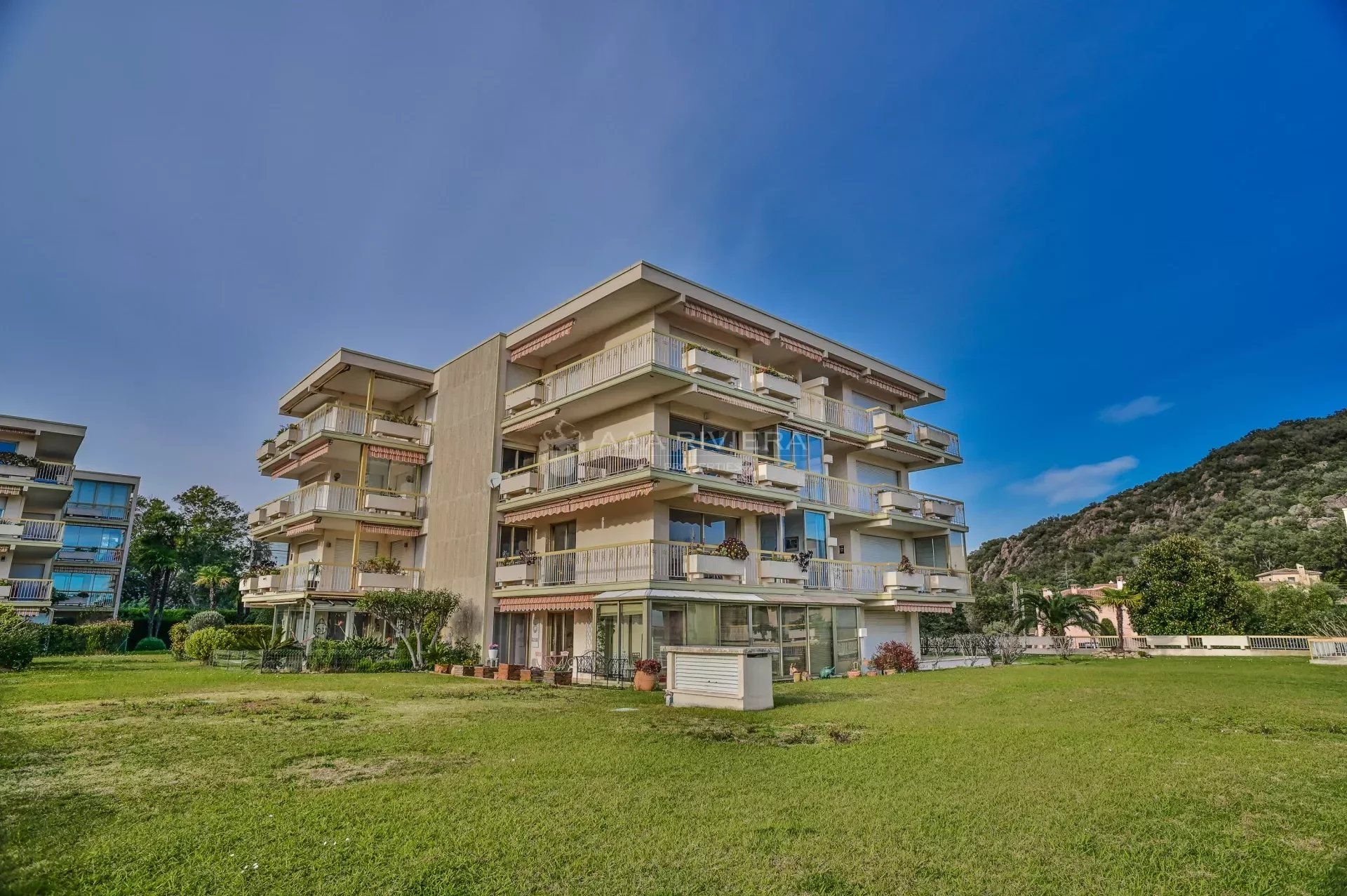 Квартира в Mandelieu-la-Napoule, Alpes-Maritimes 12493542