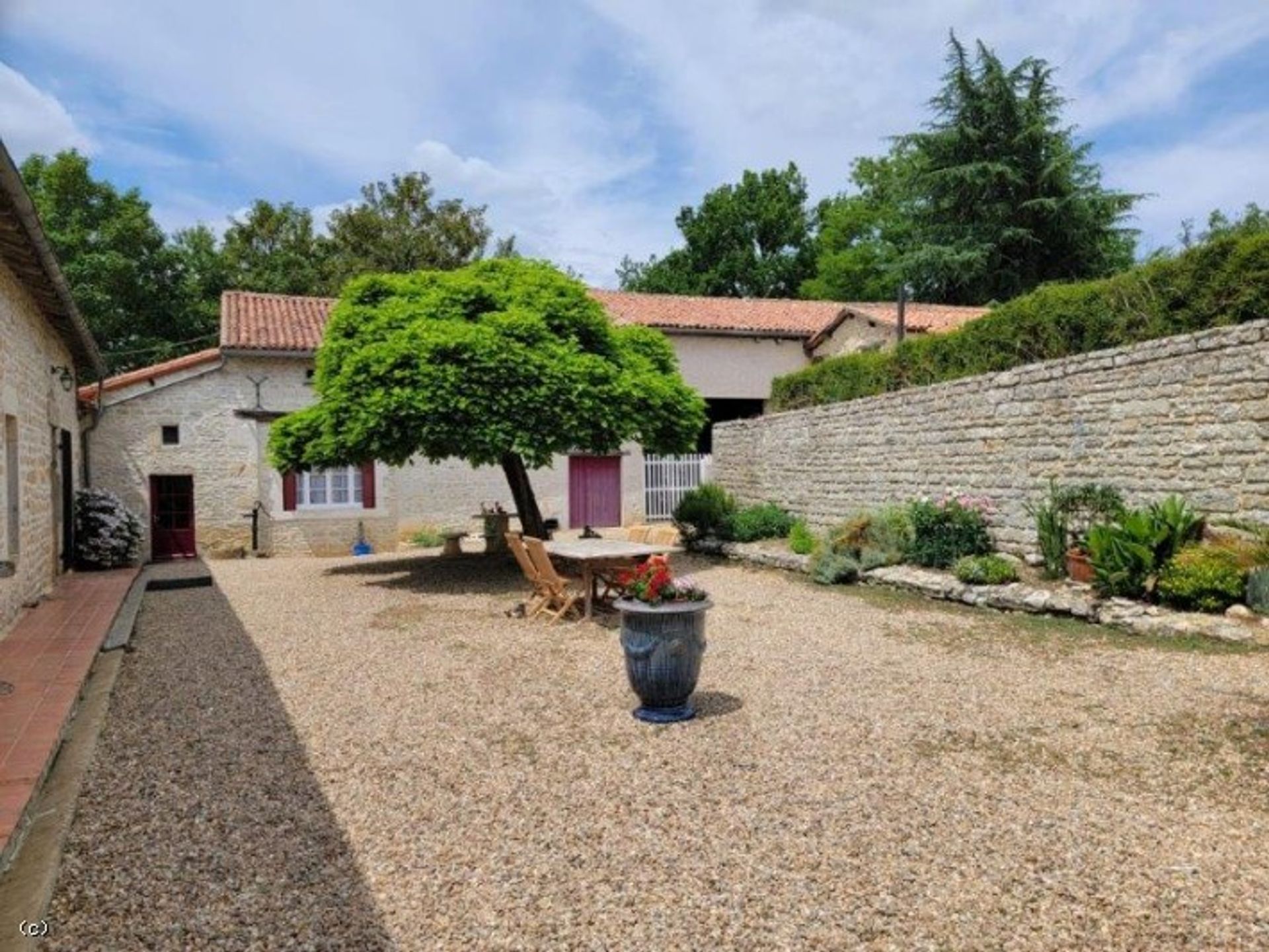 casa en Nanteuil-en-Vallée, Nouvelle-Aquitaine 12511847