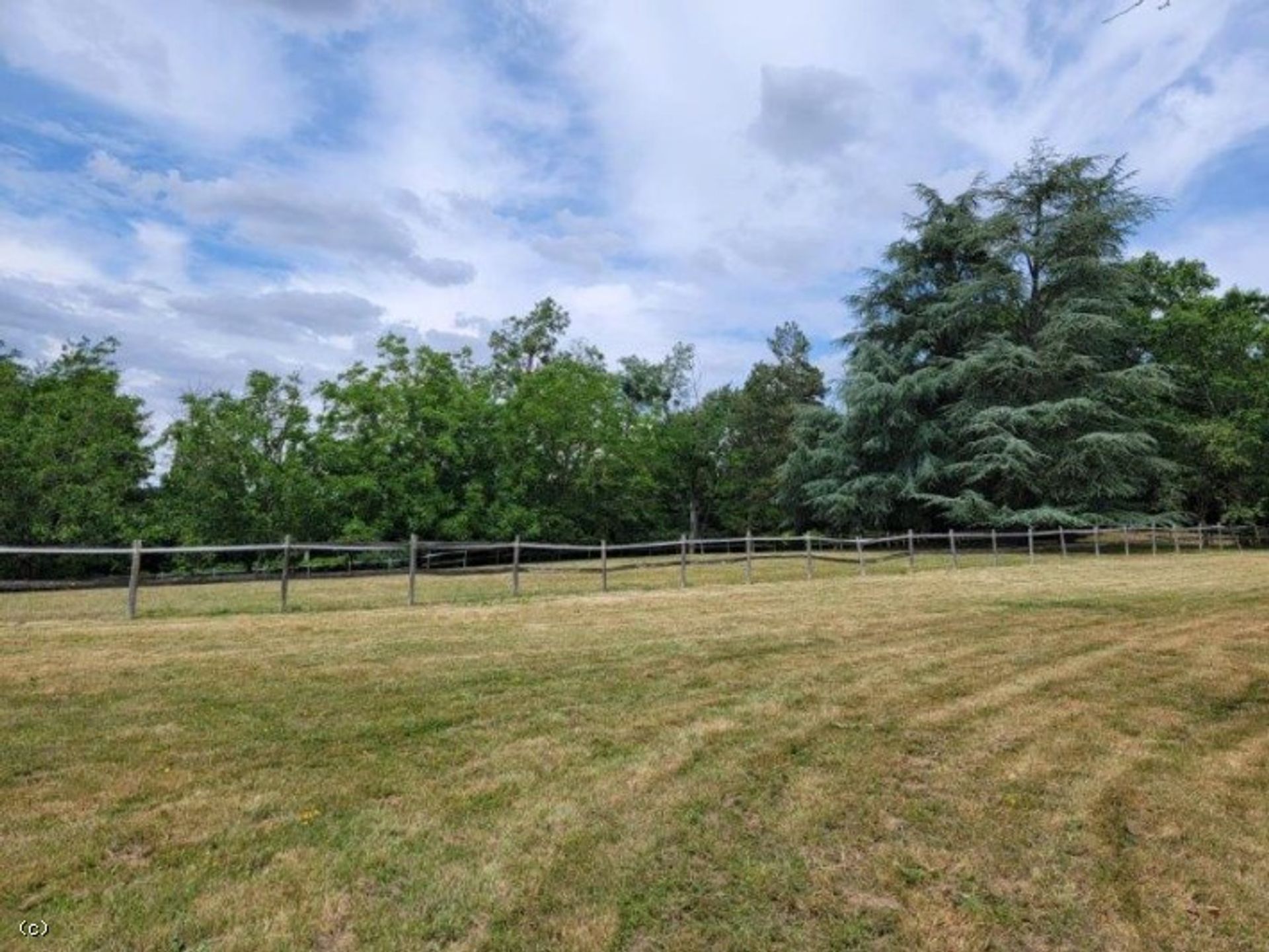 casa en Nanteuil-en-Vallée, Nouvelle-Aquitaine 12511847