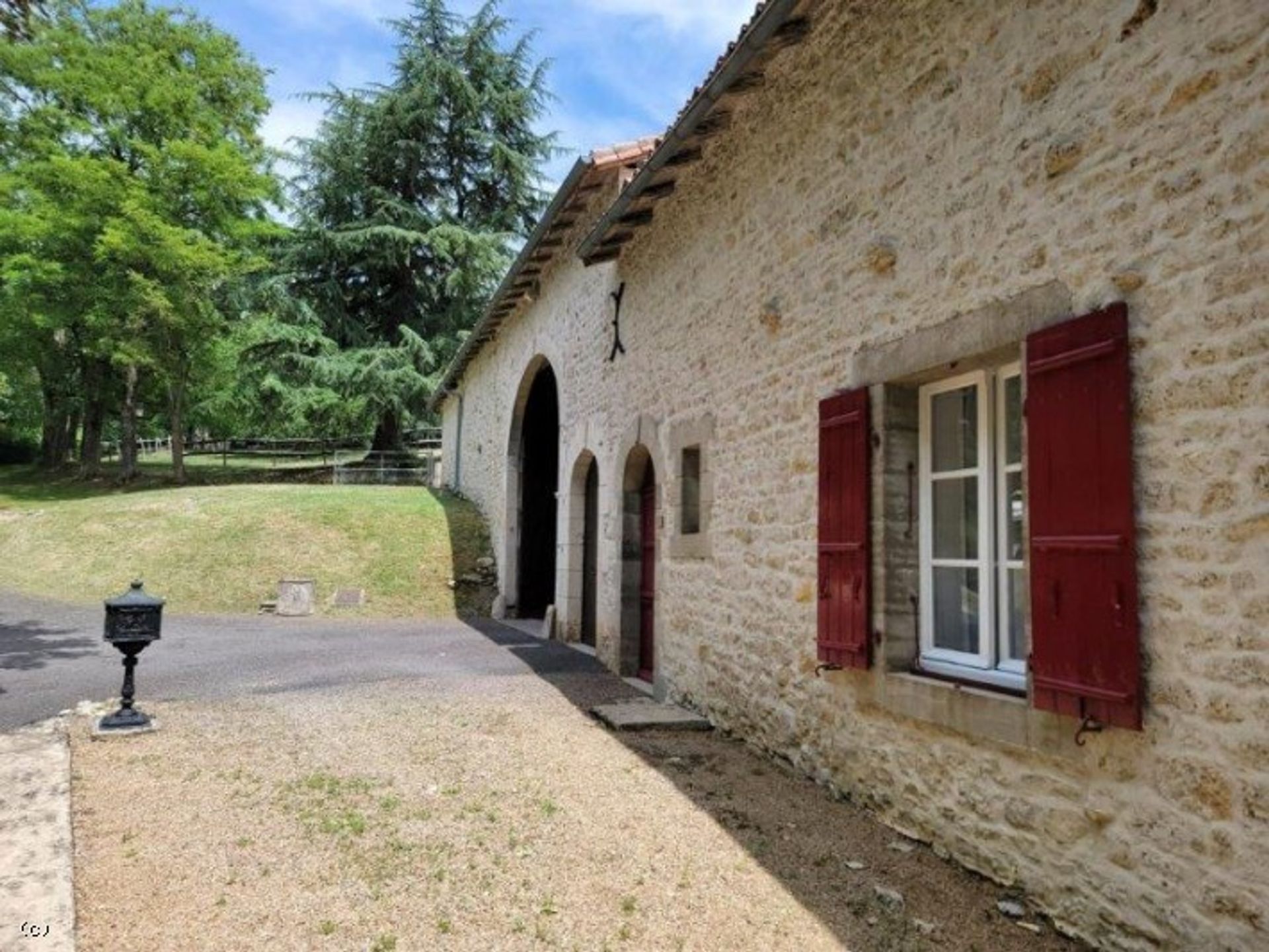 房子 在 Nanteuil-en-Vallée, Nouvelle-Aquitaine 12511847