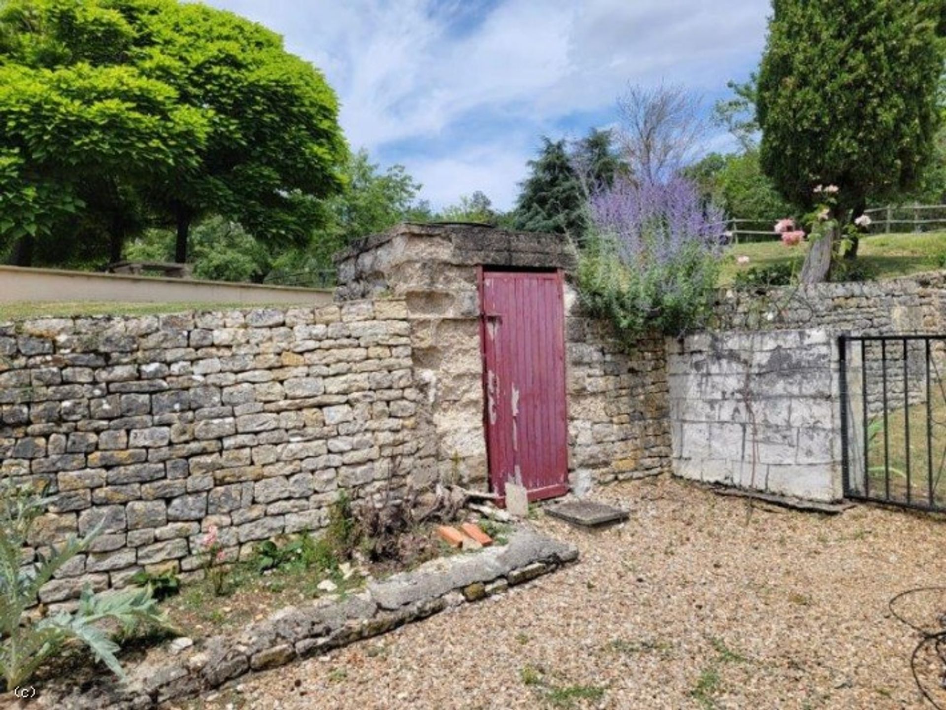 房子 在 Nanteuil-en-Vallée, Nouvelle-Aquitaine 12511847