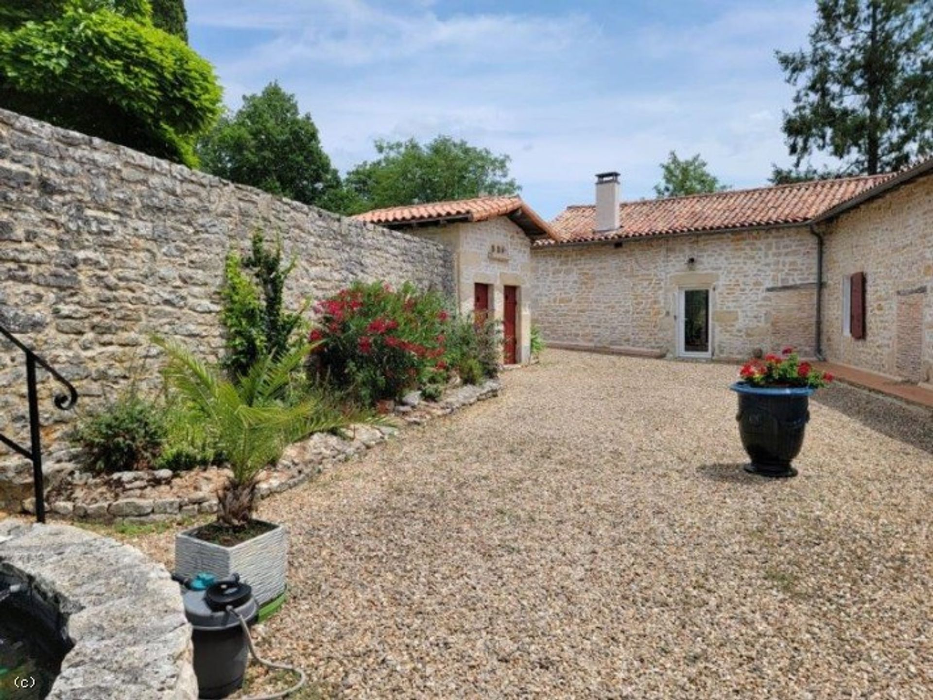 casa en Nanteuil-en-Vallée, Nouvelle-Aquitaine 12511847