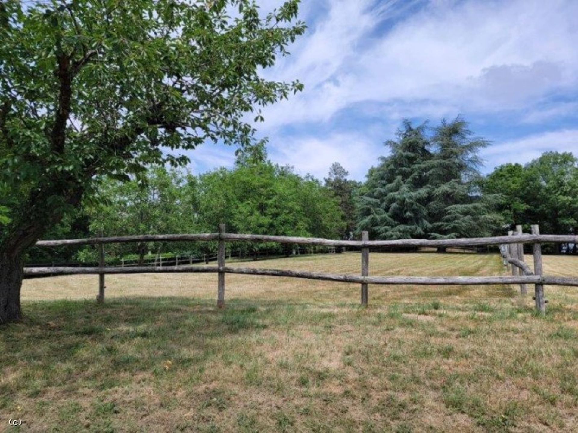 casa en Nanteuil-en-Vallée, Nouvelle-Aquitaine 12511847