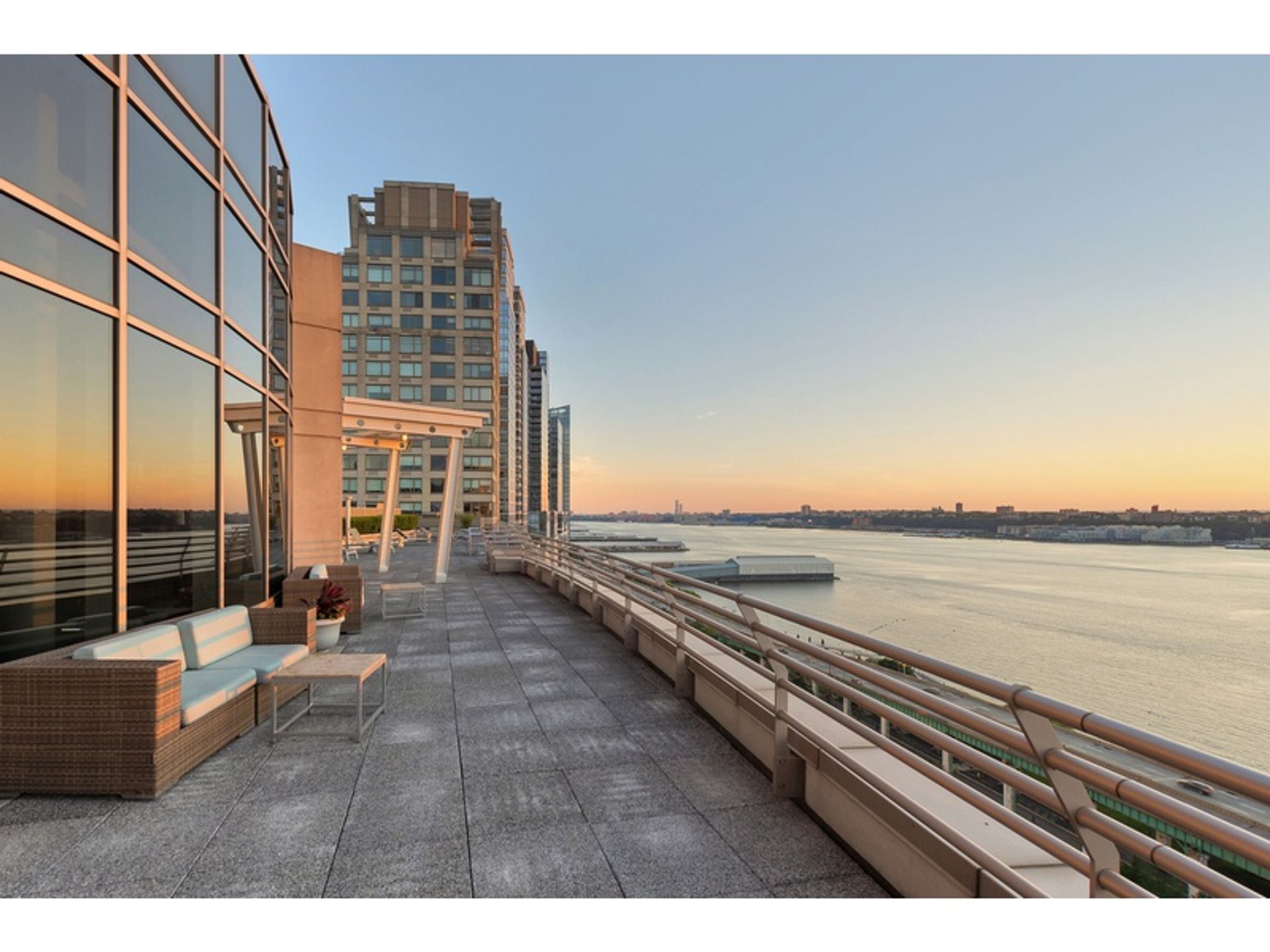 Condominium in New York, New York 12512475