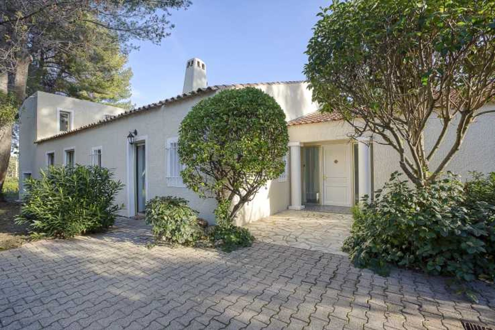 House in Mougins, Provence-Alpes-Cote d'Azur 12518031