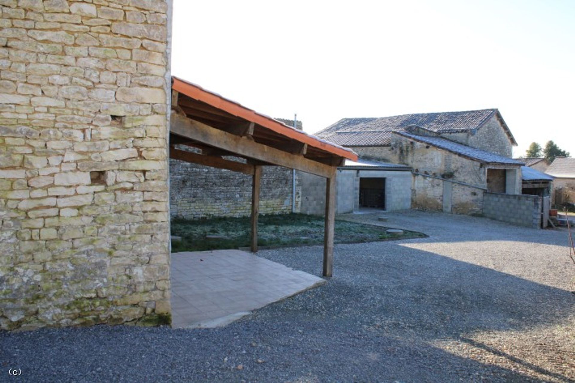 Rumah di Ruffec, Nouvelle-Aquitaine 12522328