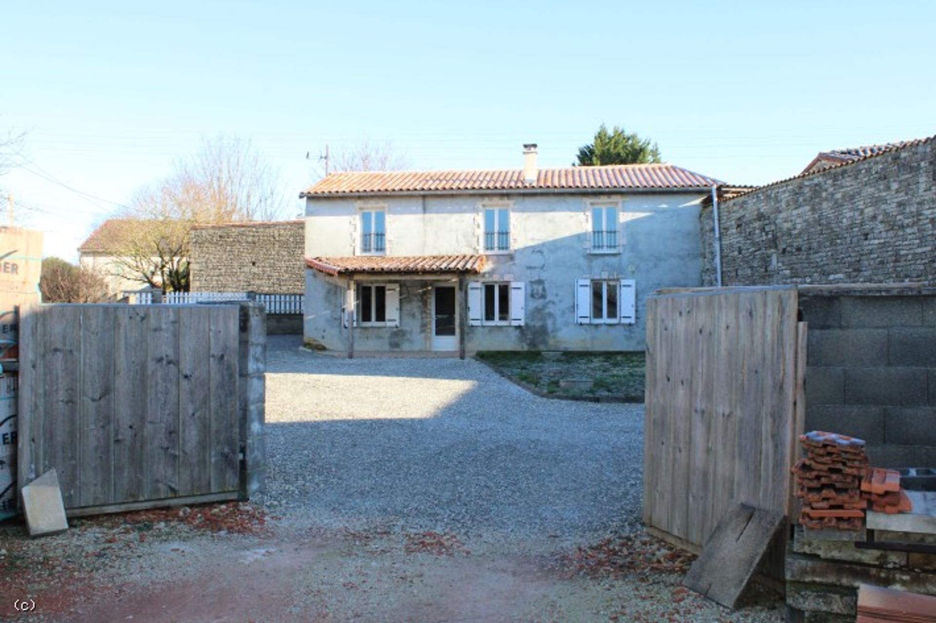 Rumah di Ruffec, Nouvelle-Aquitaine 12522328