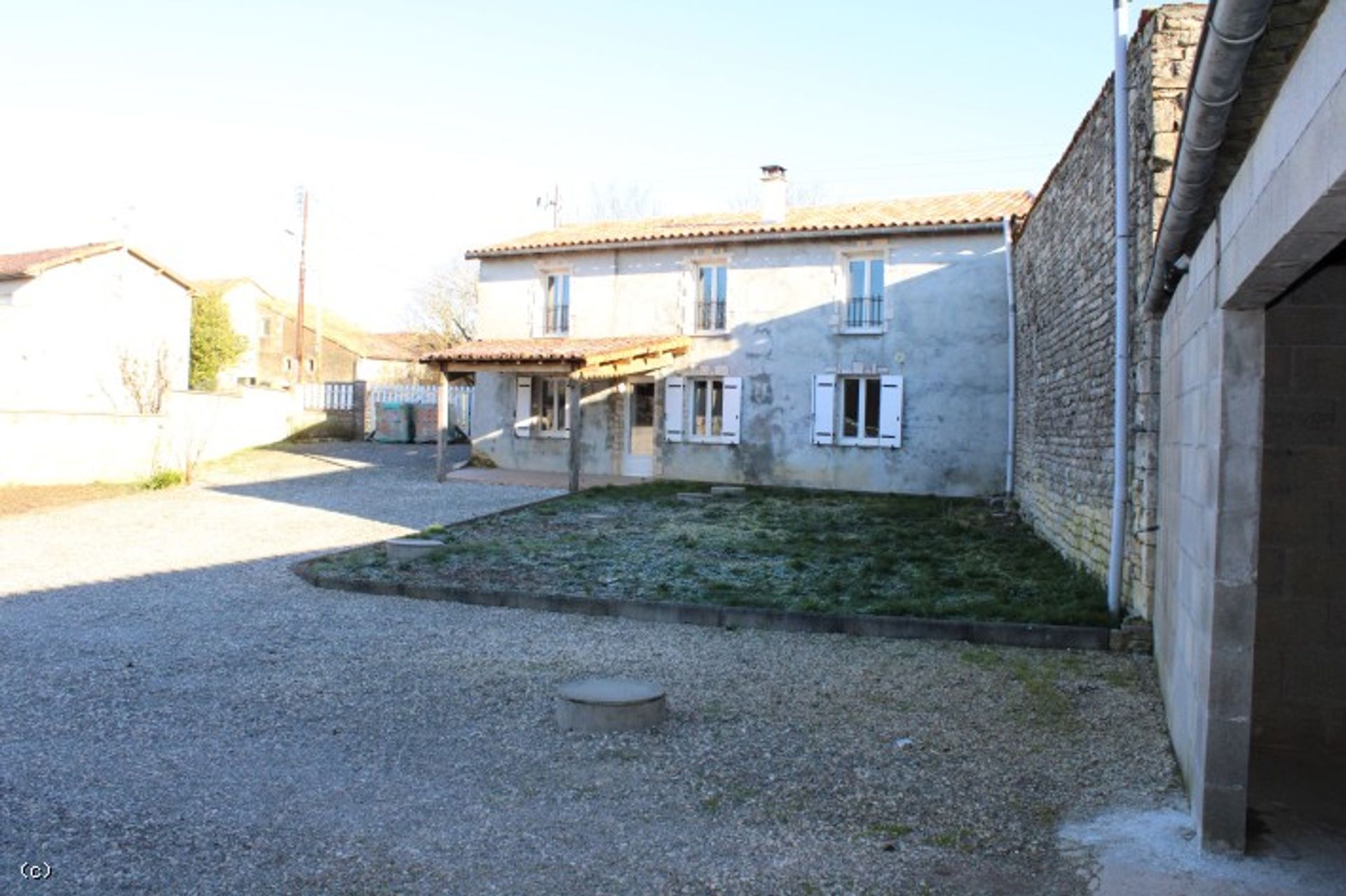 Rumah di Ruffec, Nouvelle-Aquitaine 12522328