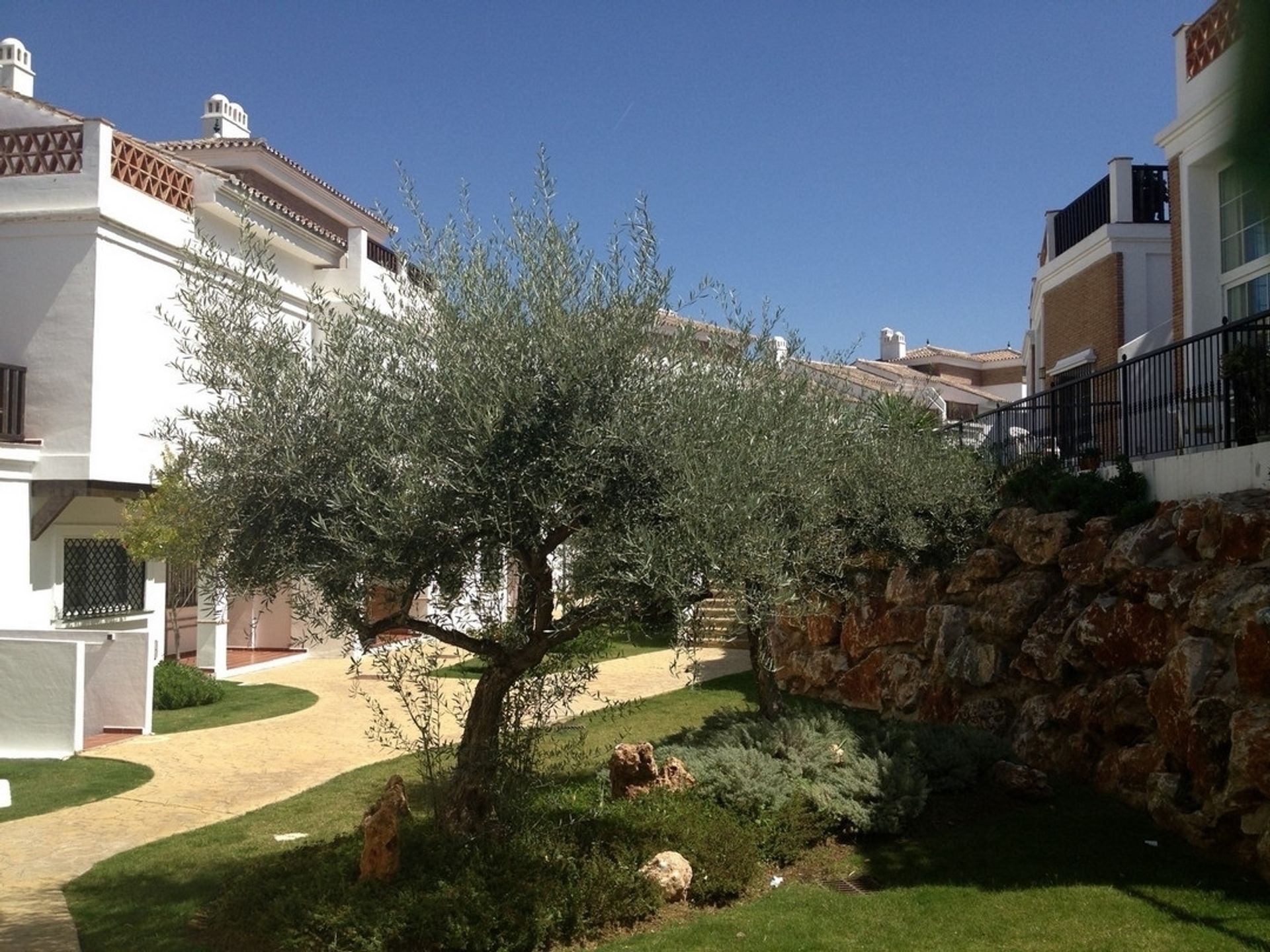 房子 在 Alhaurín de la Torre, Andalusia 12522529