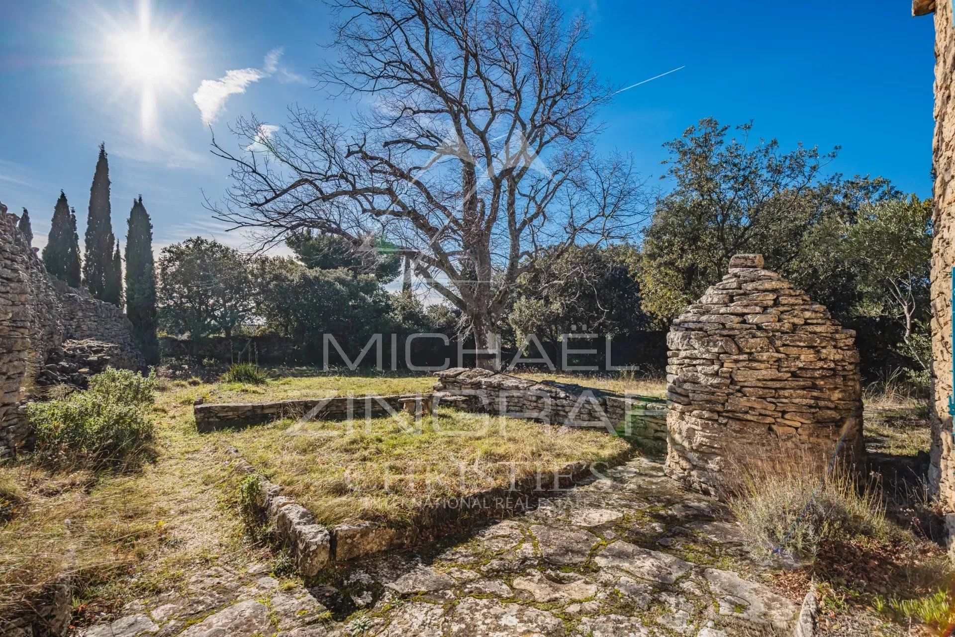 بيت في Gordes, Vaucluse 12527175