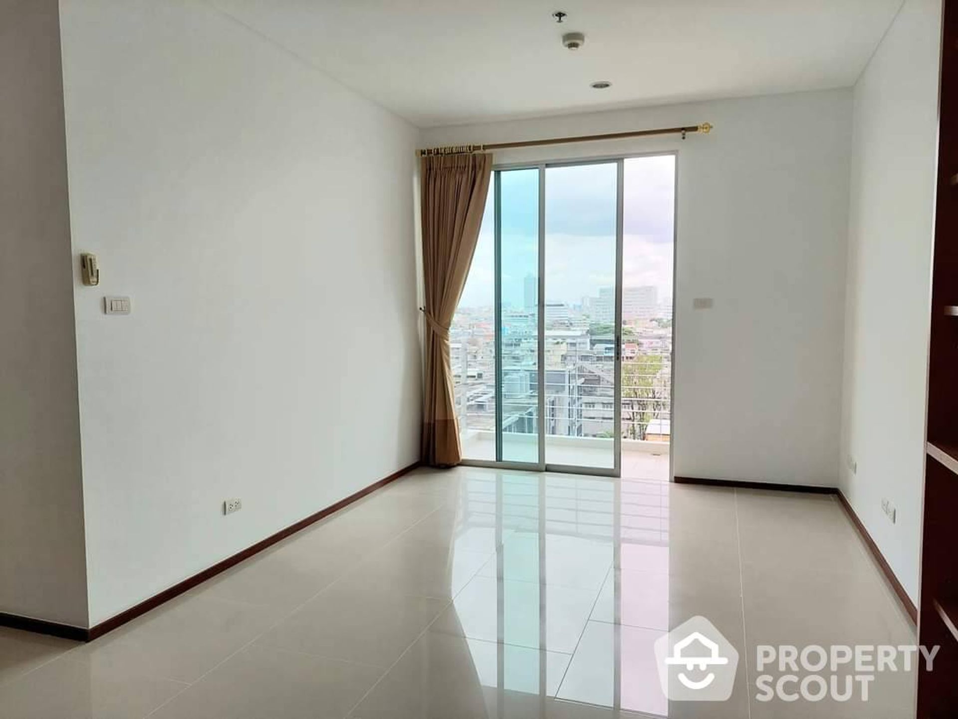 Condominium in Godown, Krung Thep Maha Nakhon 12528131