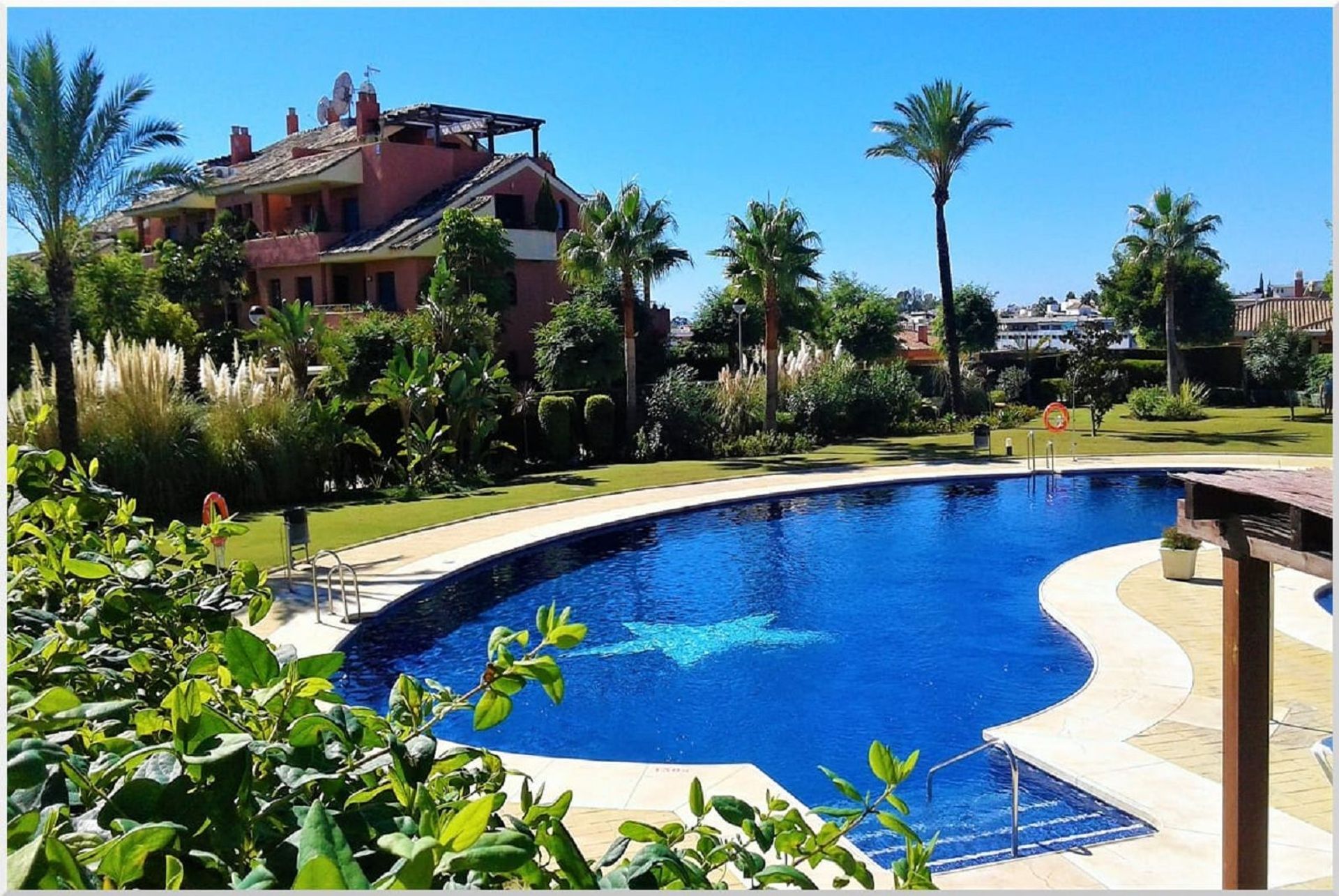 Condominium dans Estepona, Andalucía 12528740