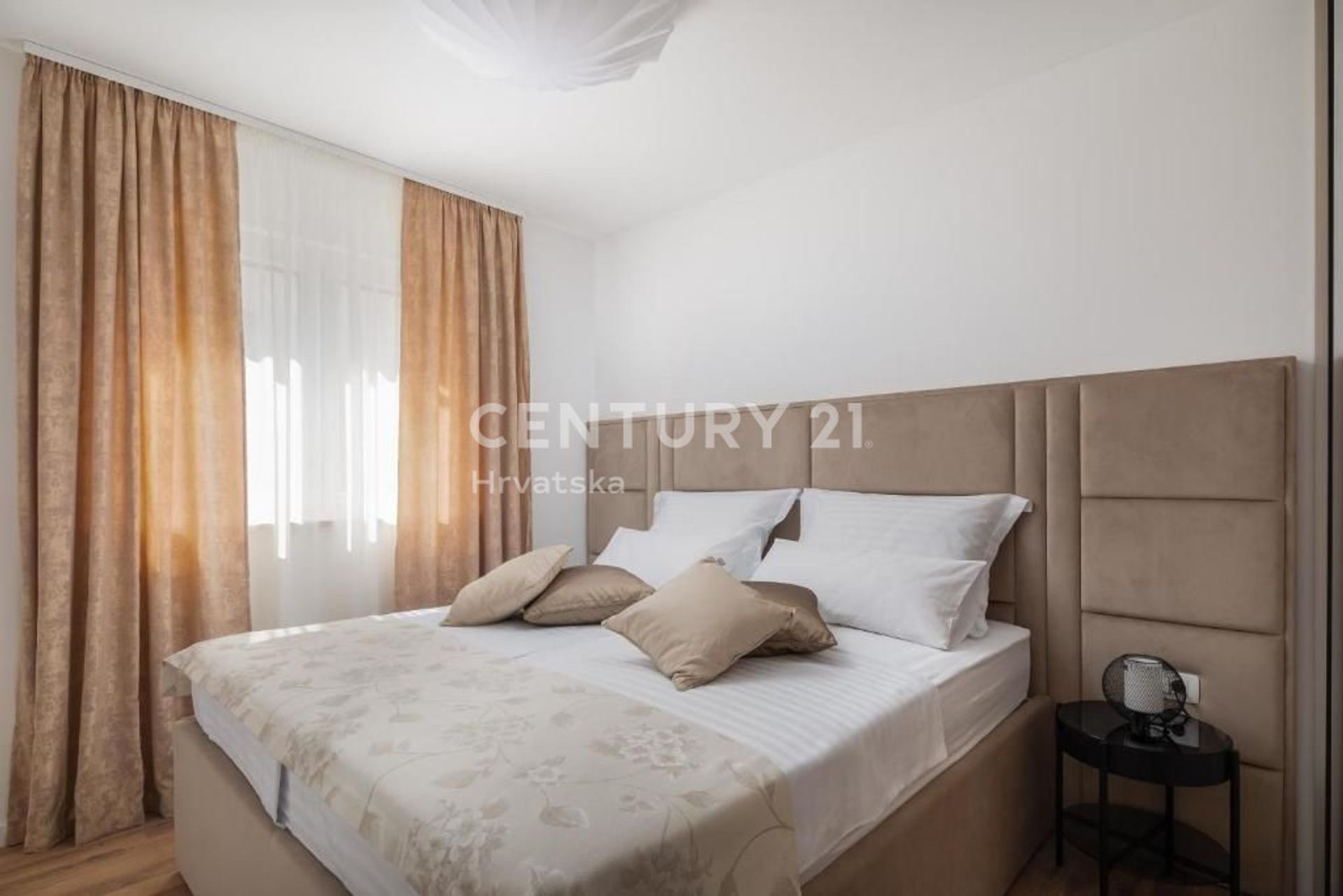 Pengecer di Trogir, Split-Dalmatia County 12529405