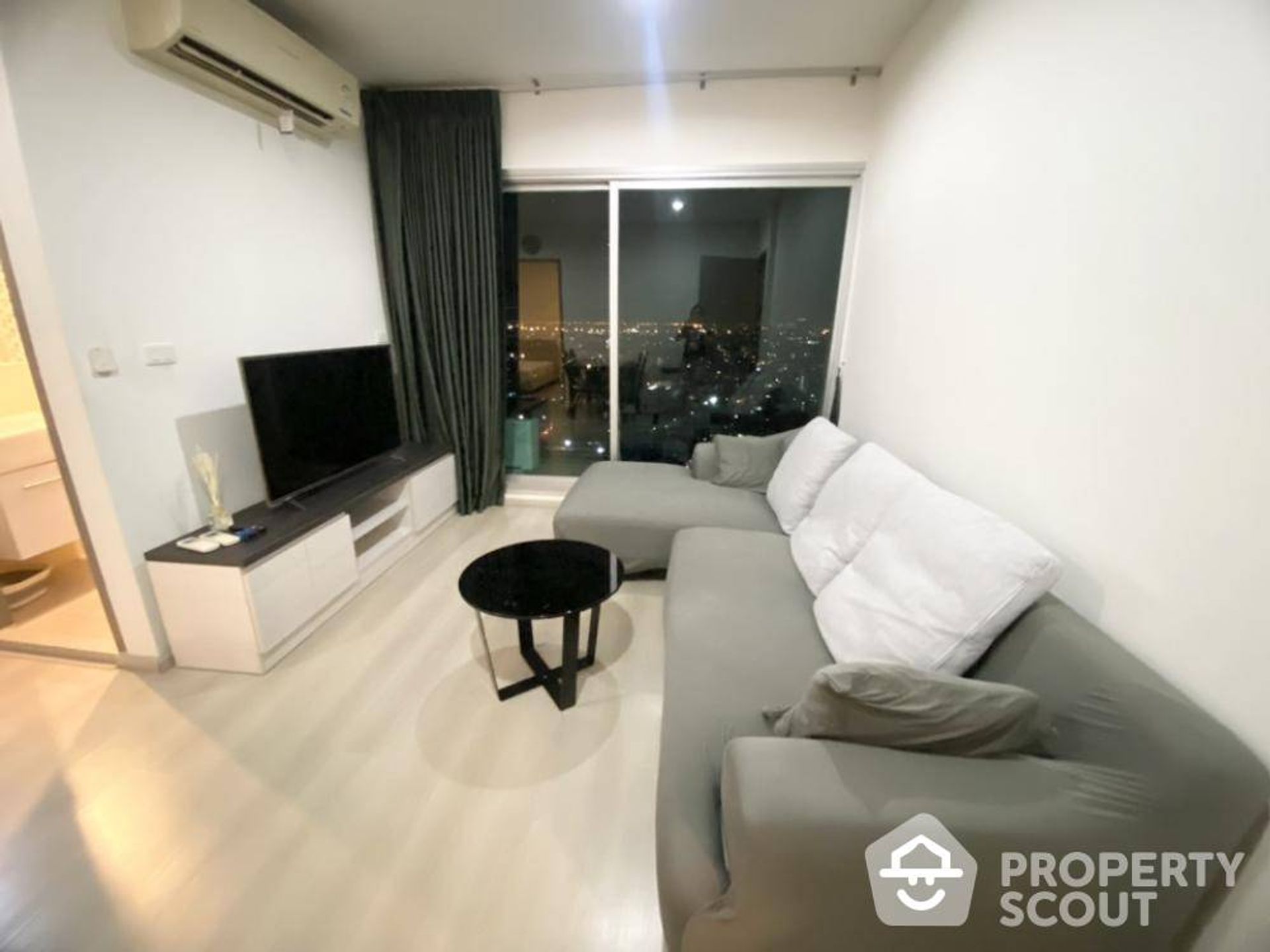 Condominium dans Huai Khwang, Krung Thep Maha Nakhon 12530533