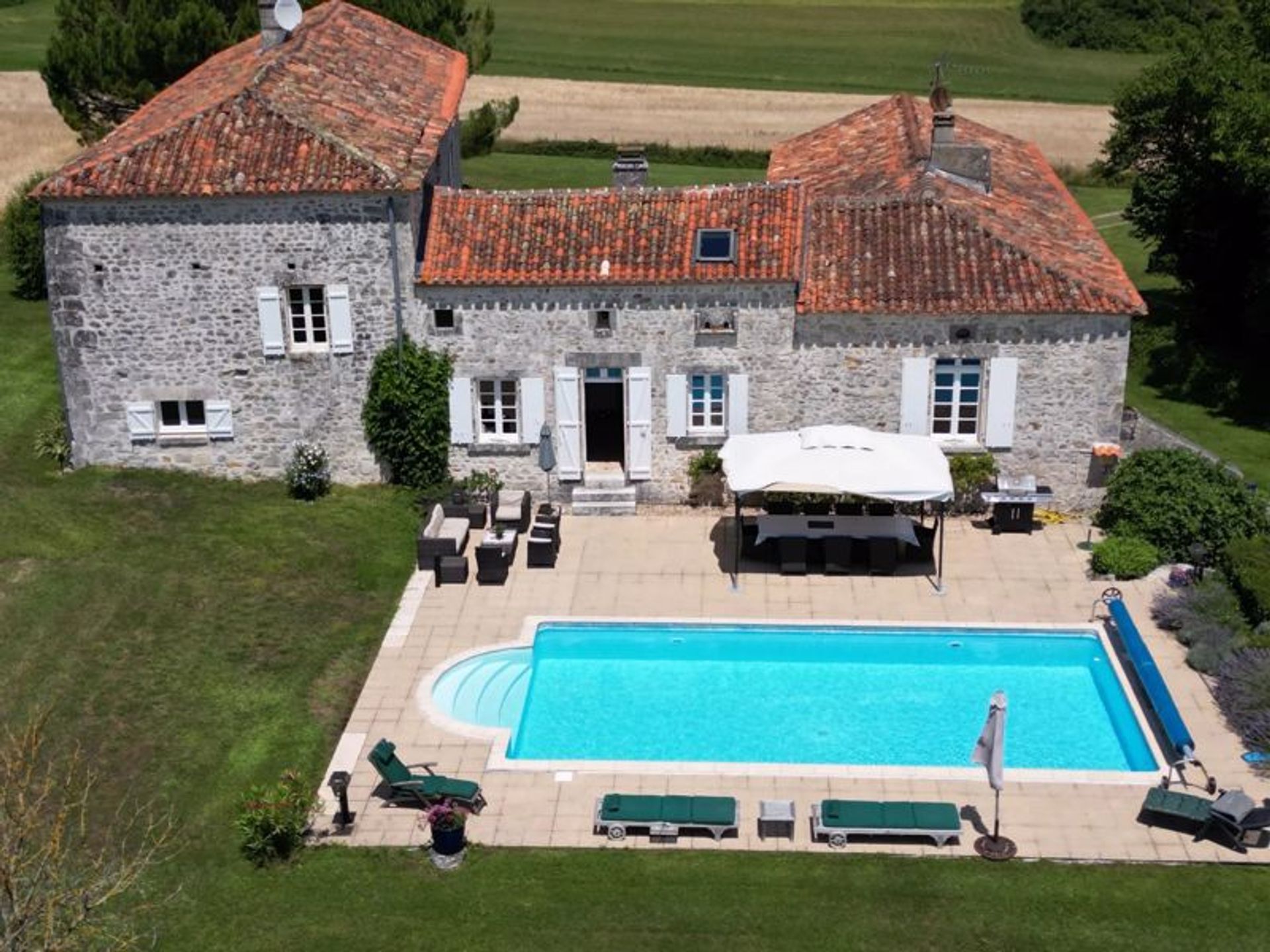 Condominium in Chadurie, Nouvelle-Aquitaine 12534635