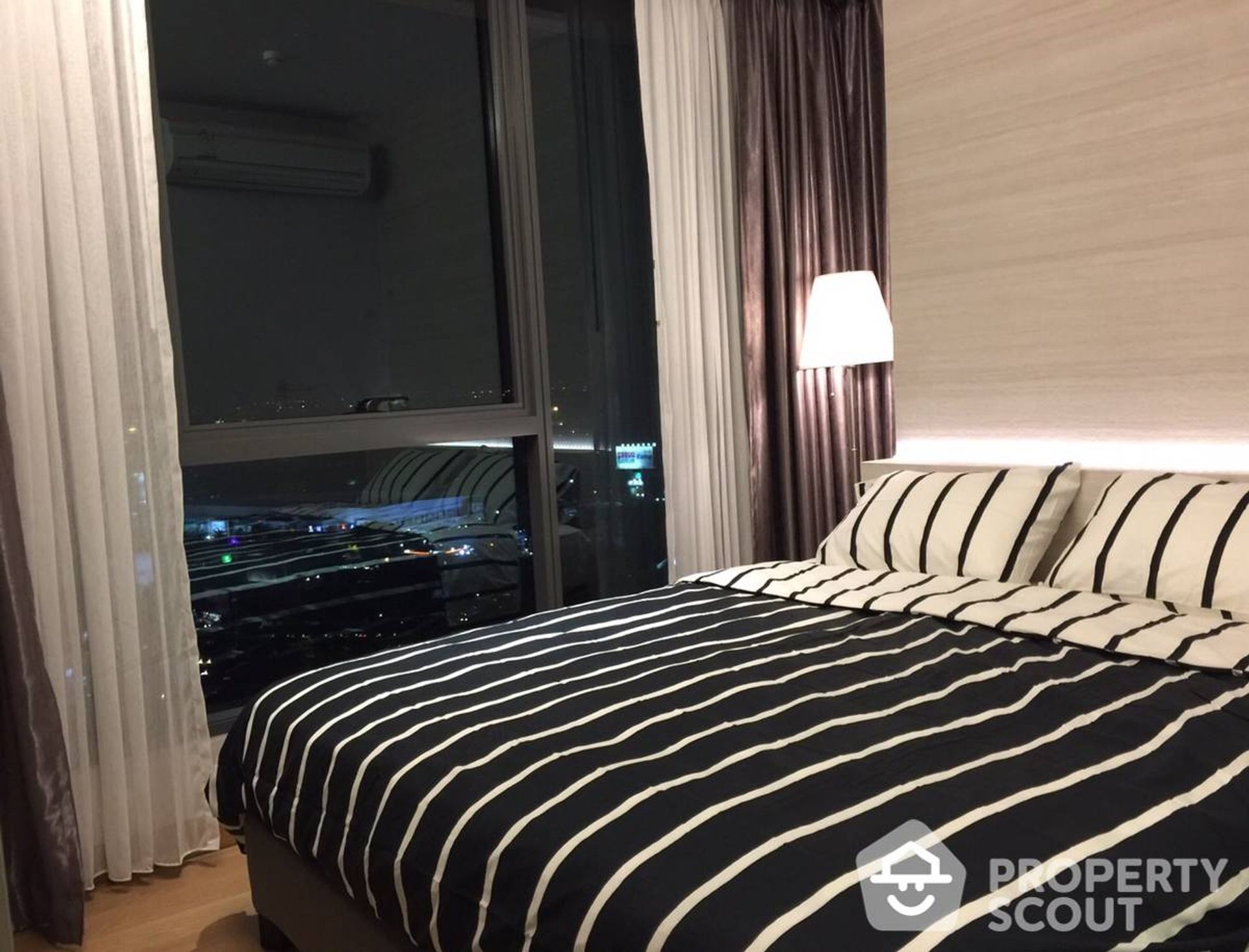 Condominium in Khlong Toei, Krung Thep Maha Nakhon 12535224