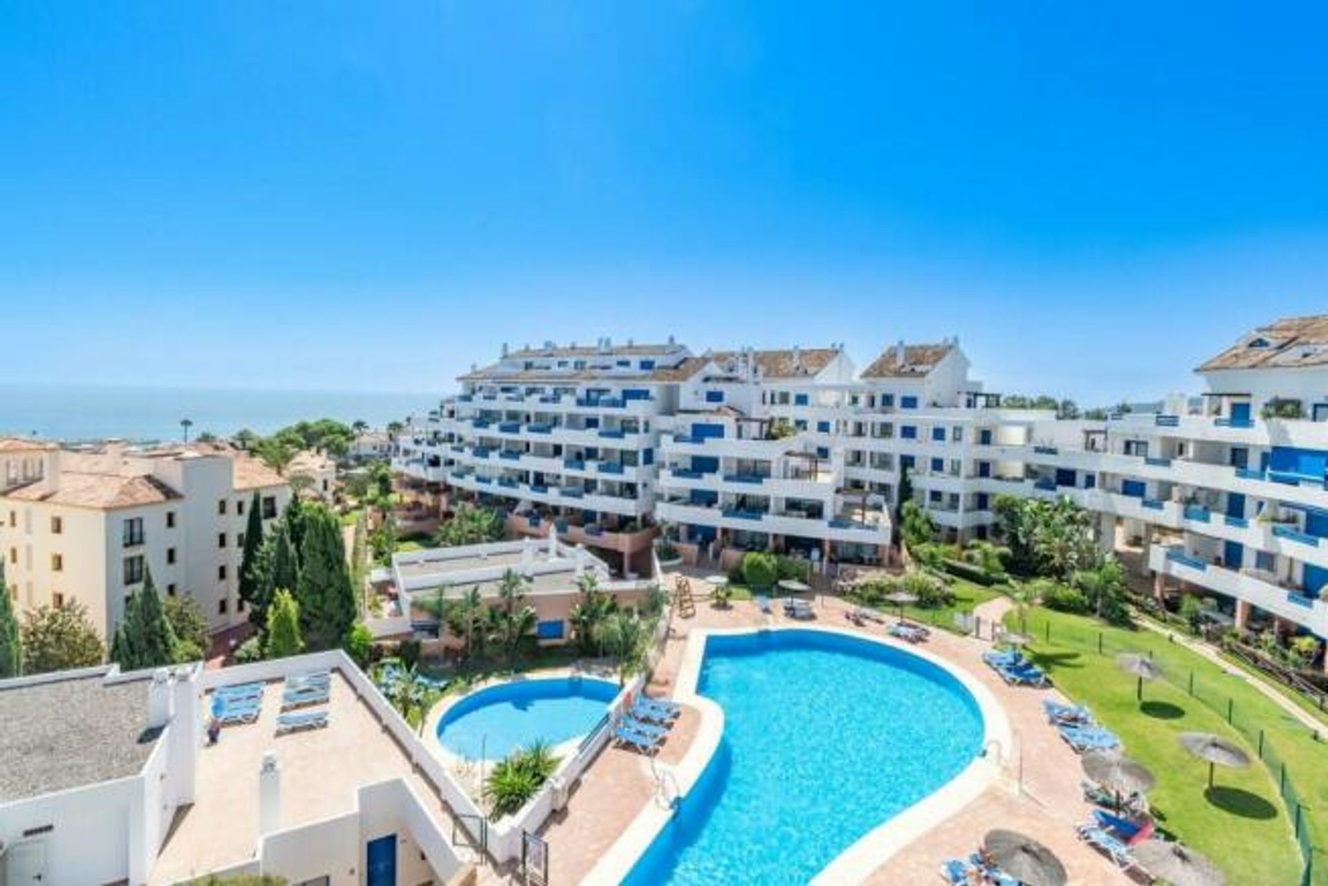 Condominium dans Puerto de la Duquesa, Andalusia 12535580