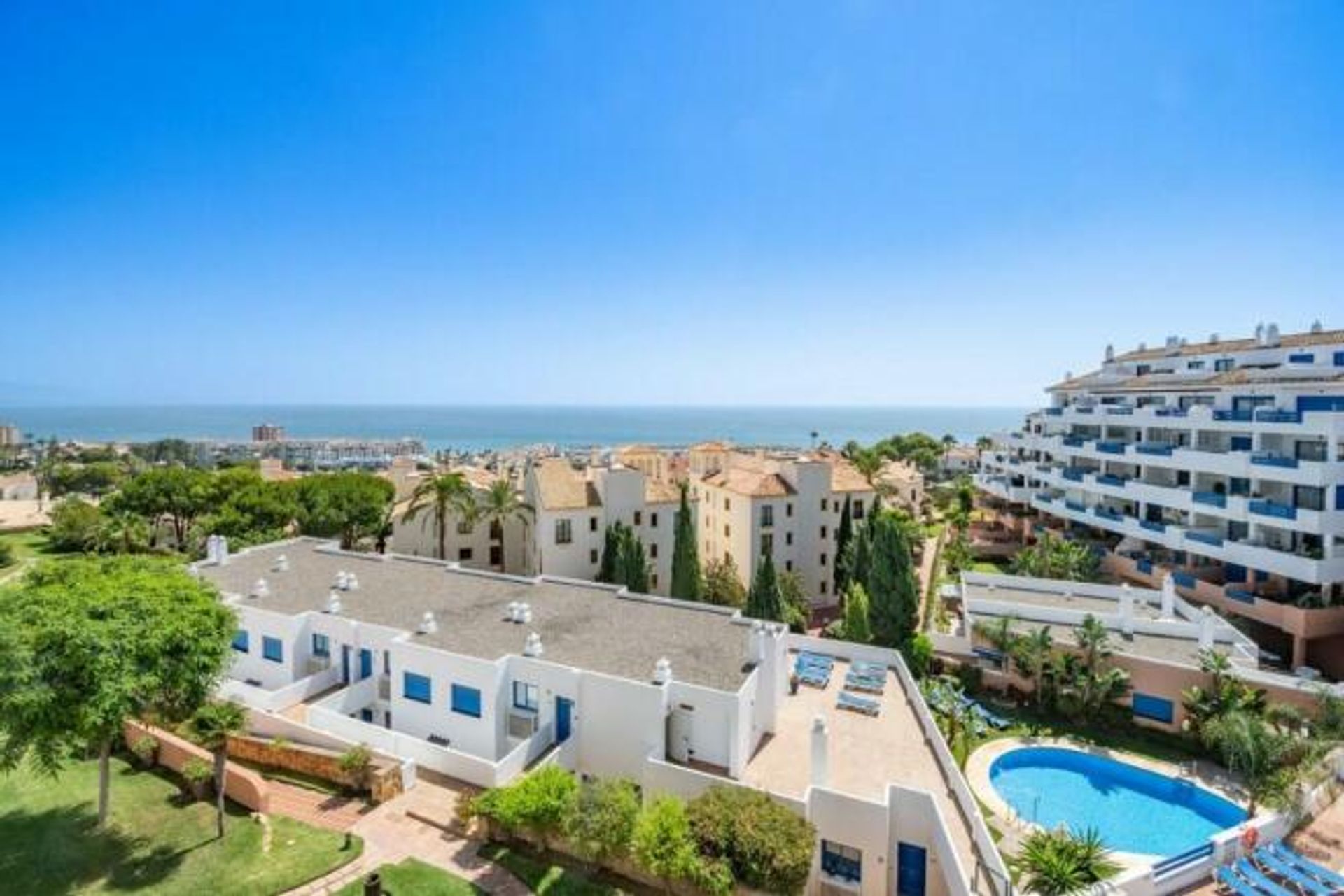 Condominium dans Puerto de la Duquesa, Andalusia 12535580