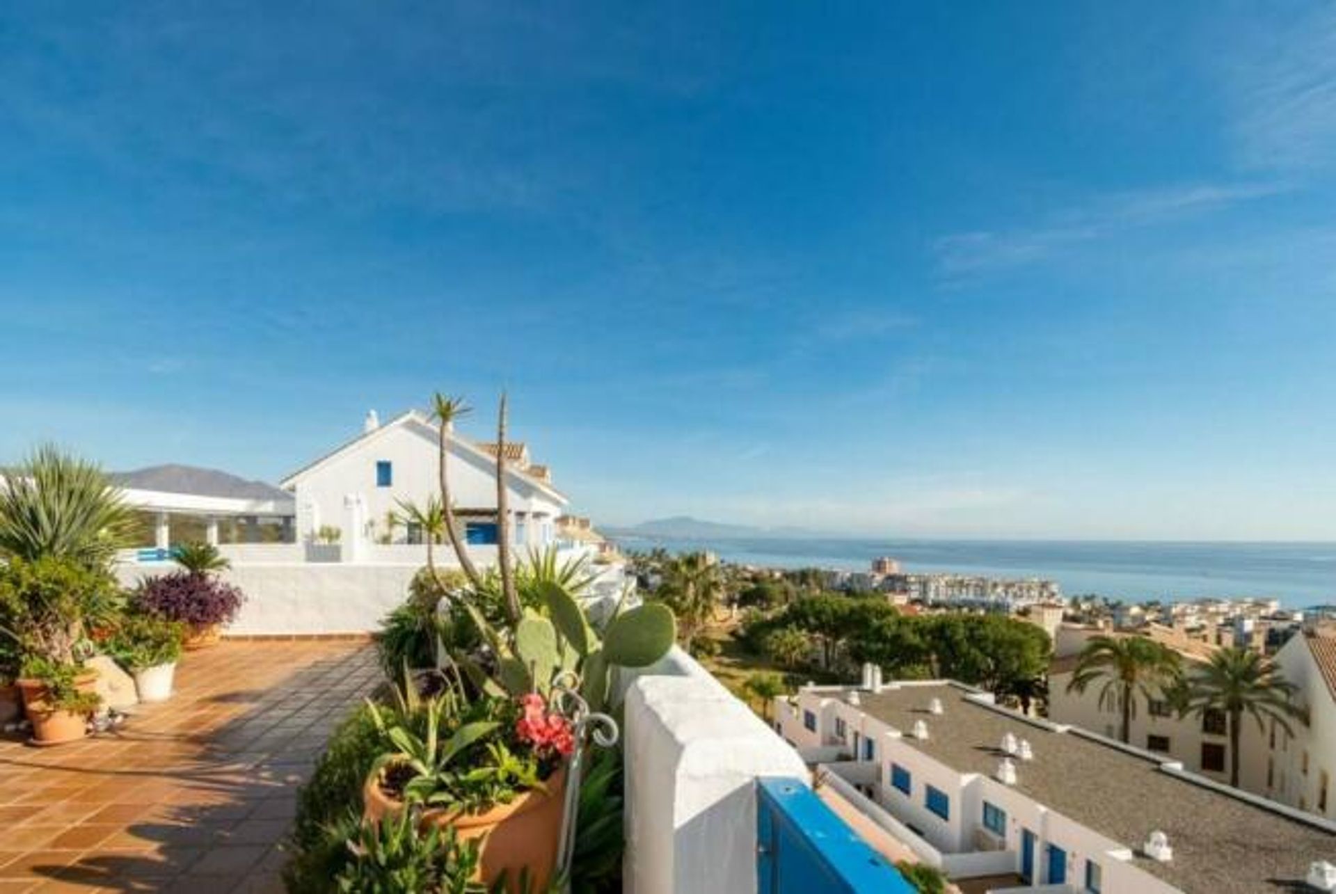 Condominium dans Puerto de la Duquesa, Andalusia 12535580