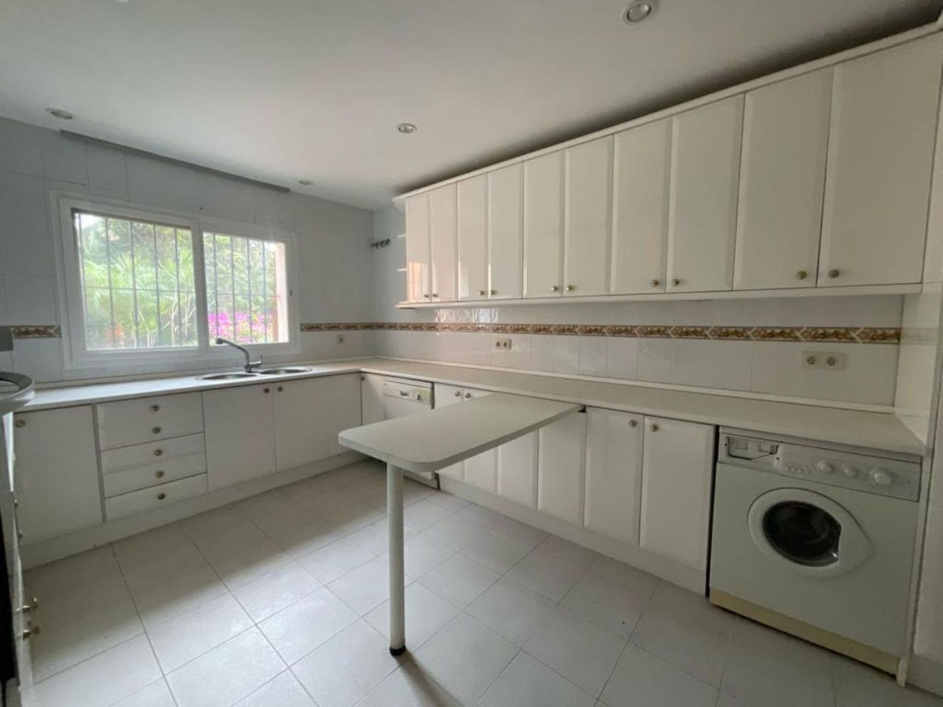 Condominium in Estepona, Andalusia 12535750