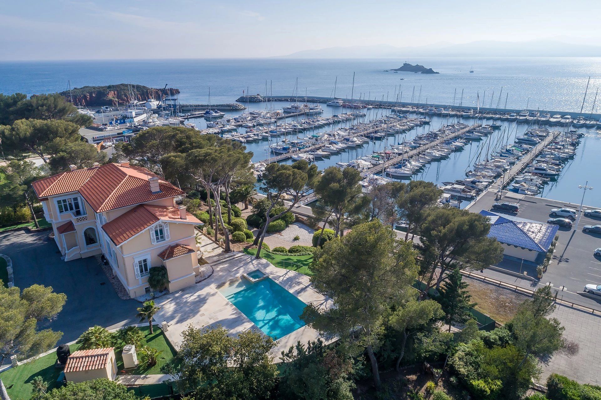 σπίτι σε Saint-Raphael, Provence-Alpes-Cote d'Azur 12535941