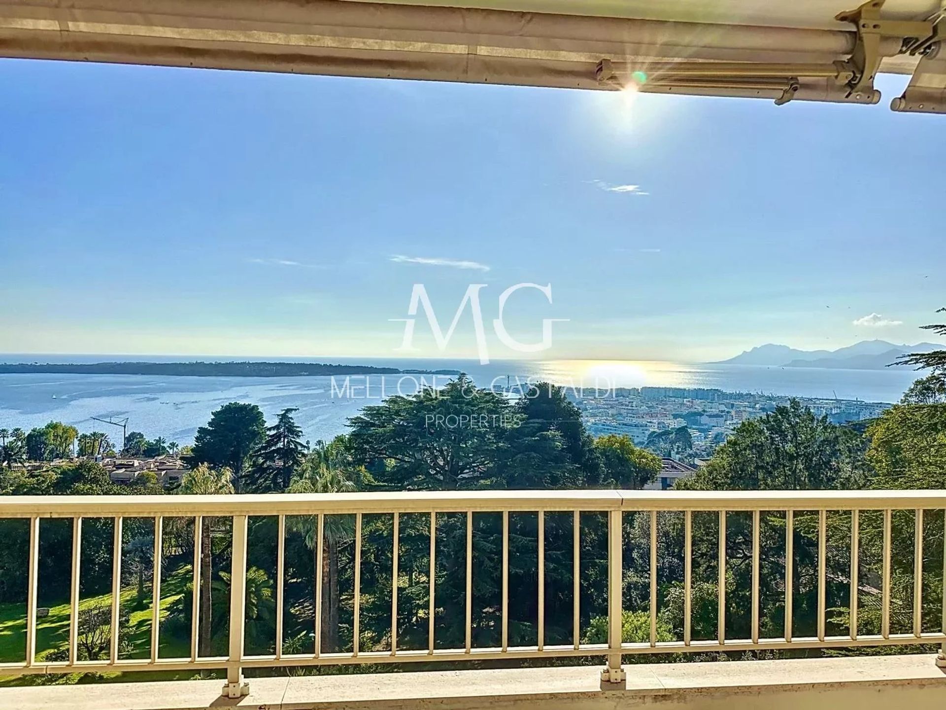 Condominium in Cannes, Alpes-Maritimes 12536979