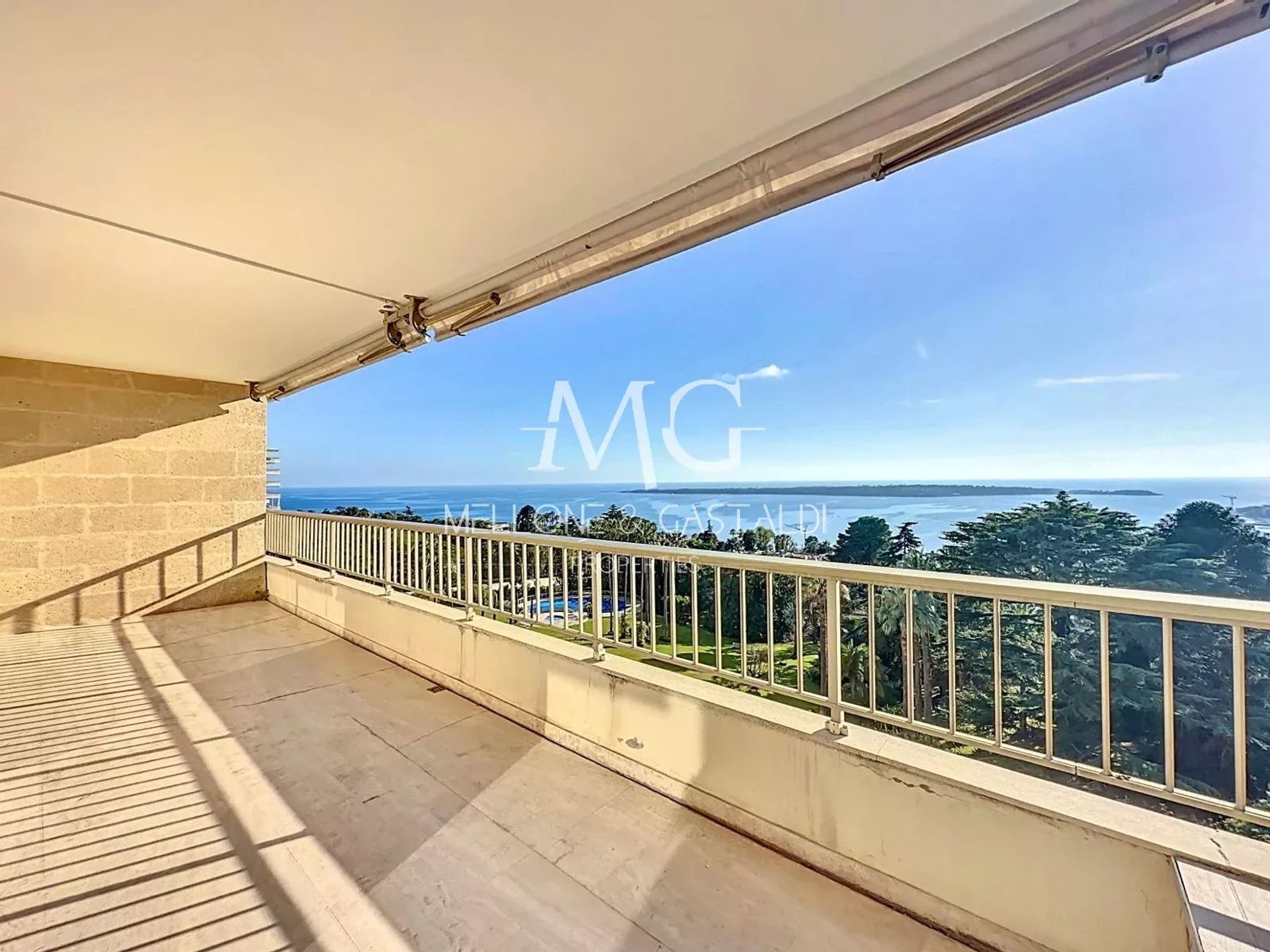 Condominium in Cannes, Provence-Alpes-Côte d'Azur 12536979