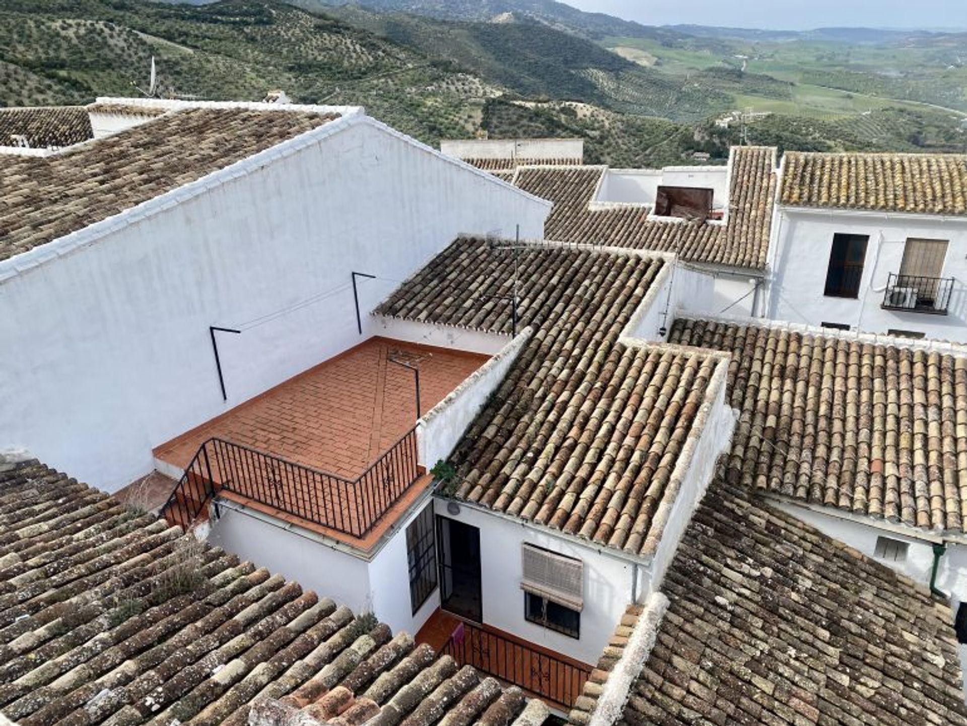 房子 在 Zahara de la Sierra, Andalusia 12538349