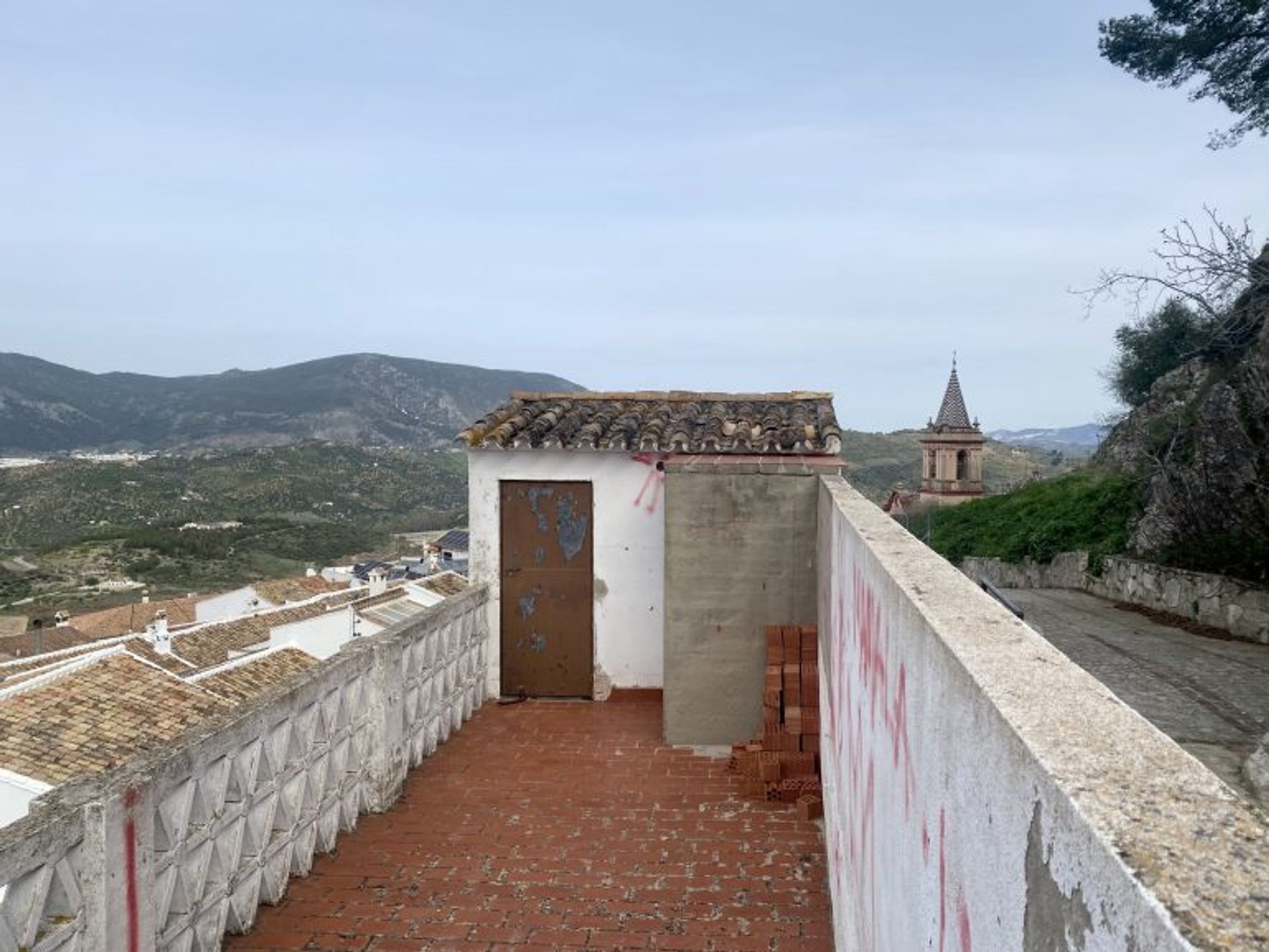 房子 在 Zahara de la Sierra, Andalusia 12538349