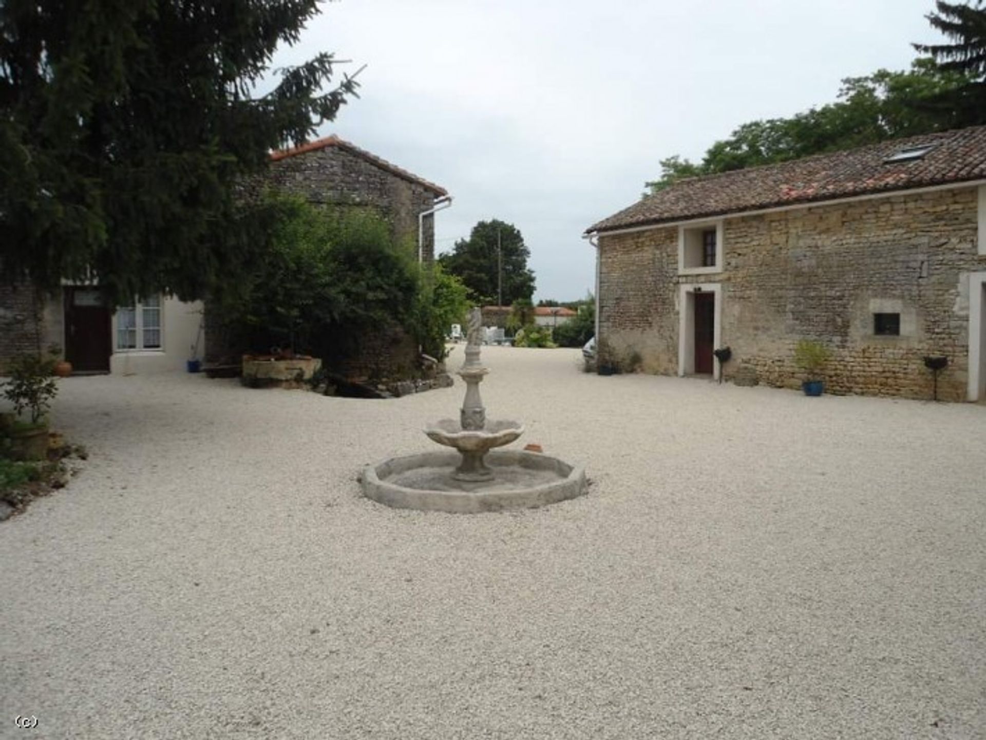 Hus i Villefagnan, Nouvelle-Aquitaine 12539989