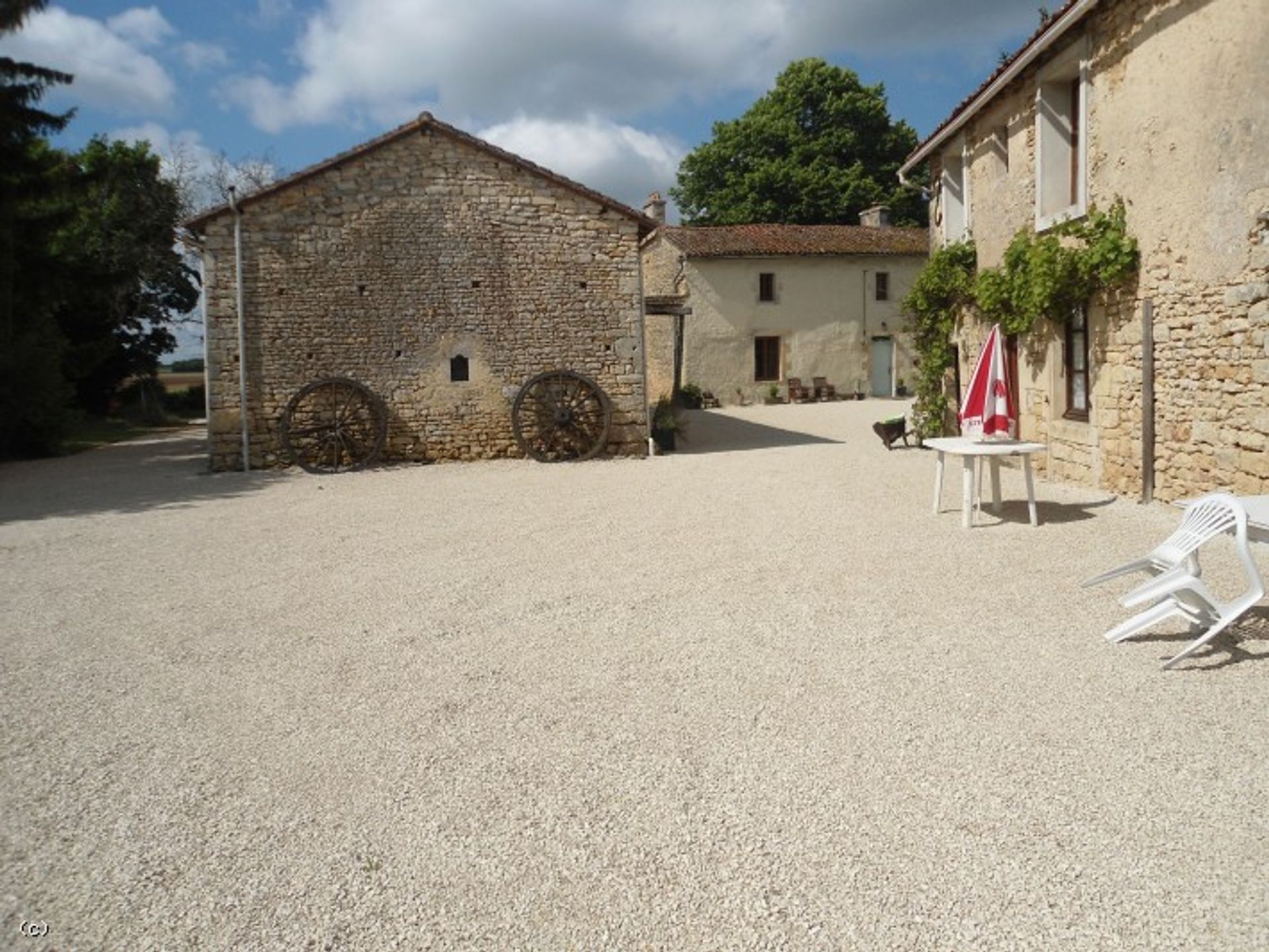 Hus i Villefagnan, Nouvelle-Aquitaine 12539989