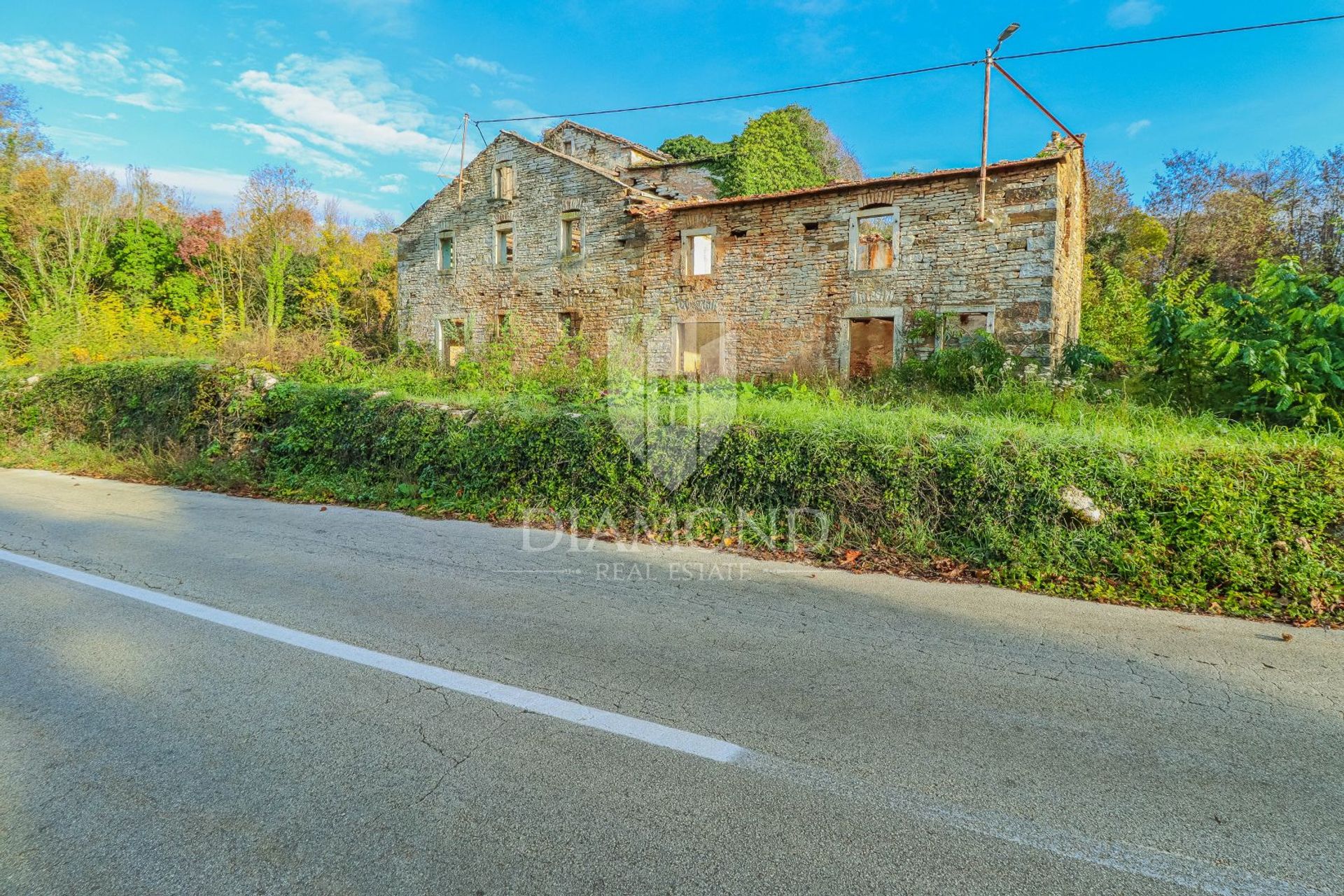 土地 在 Oprtalj, Istria County 12542245