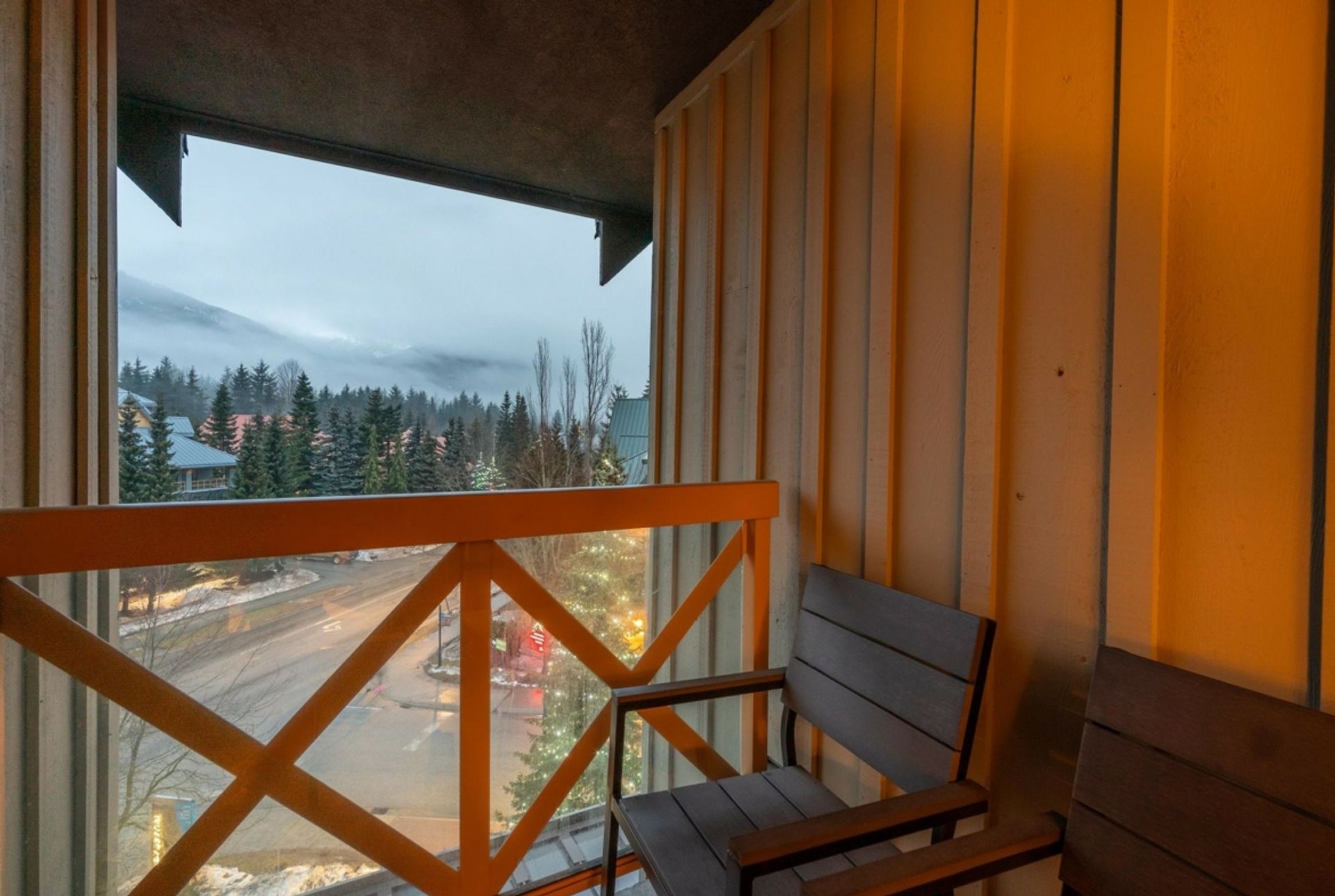 Condominium in Whistler, British Columbia 12543836