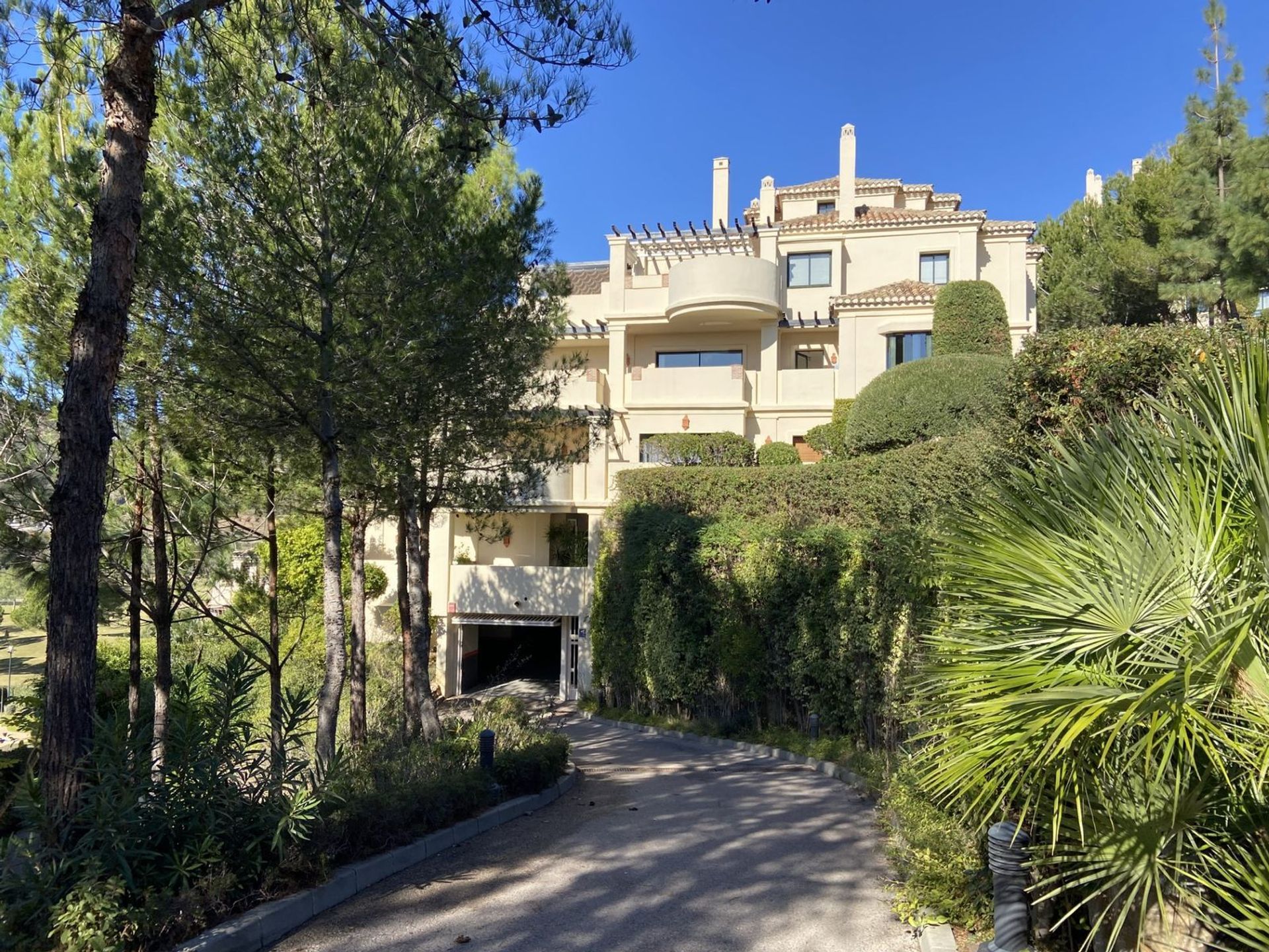 Condominium in Benahavis, Andalusia 12545064