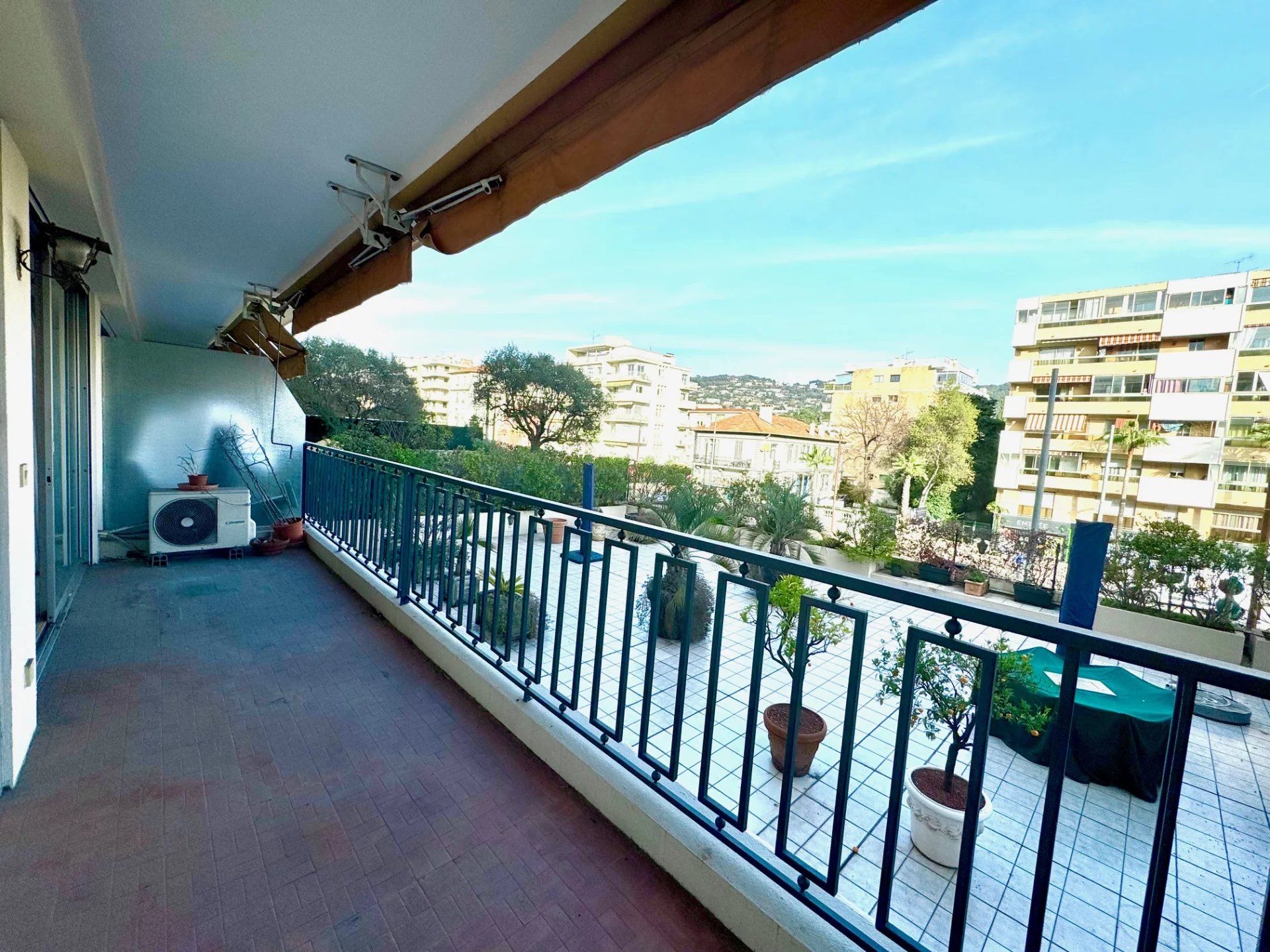 Condominium in Le Cannet, Alpes-Maritimes 12546428