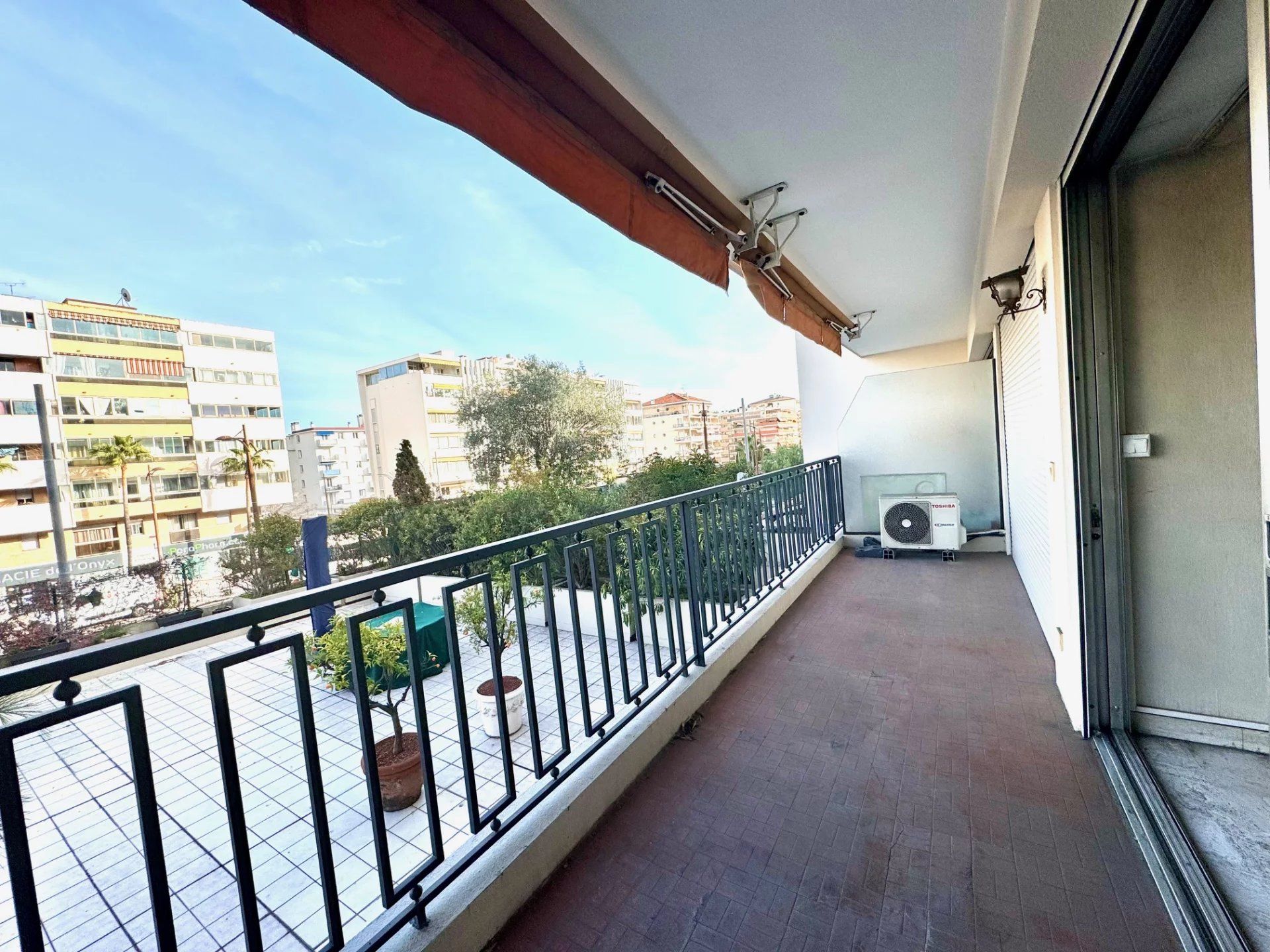 Condominium in Le Cannet, Alpes-Maritimes 12546428