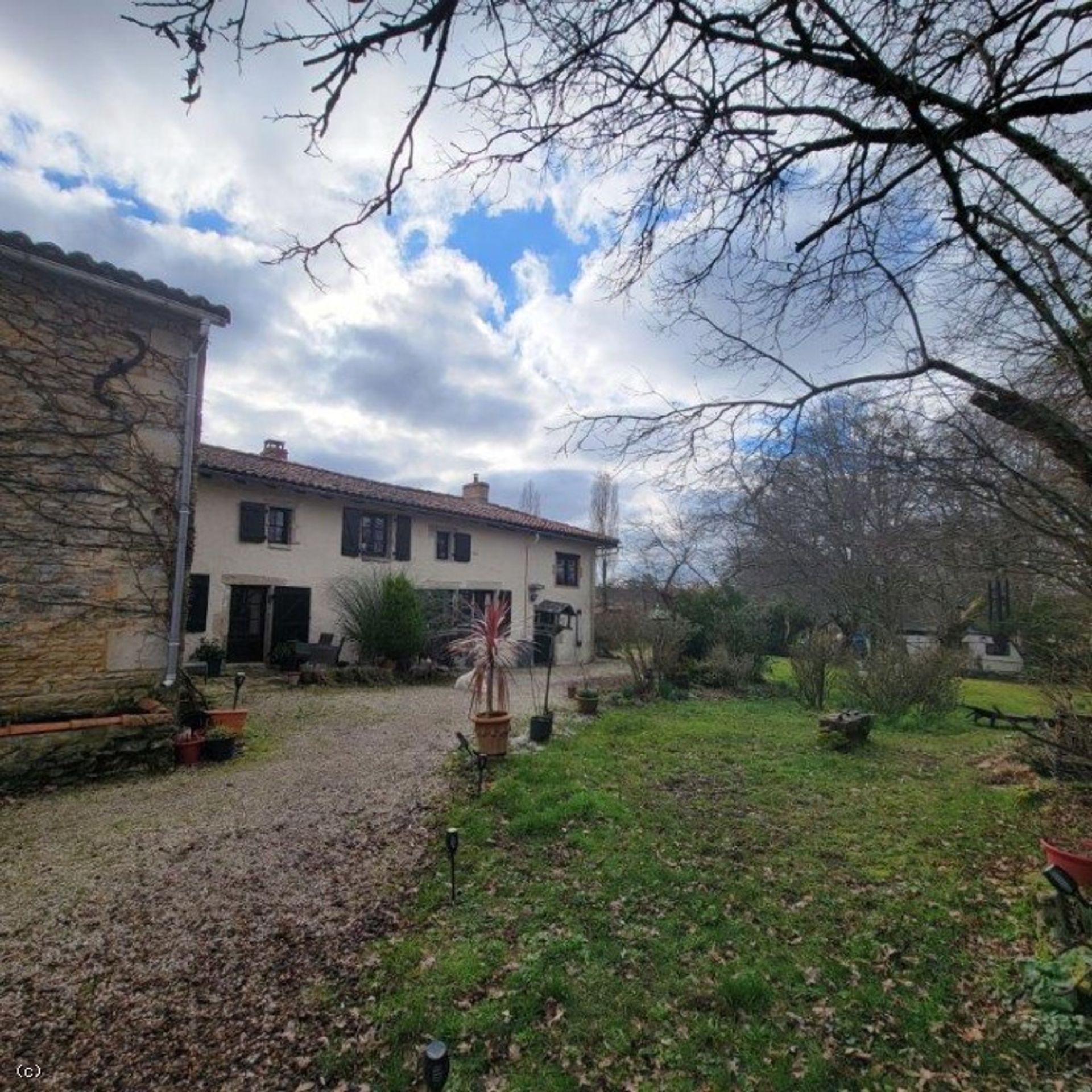 Casa nel Champagne-Mouton, Nouvelle-Aquitaine 12547158