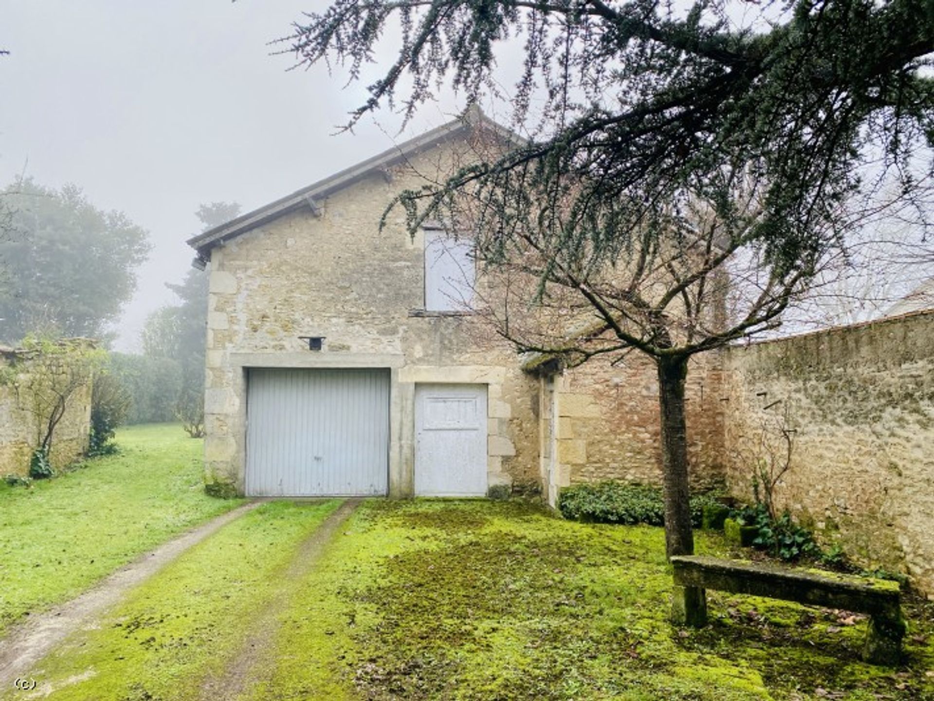 Rumah di Ruffec, Nouvelle-Aquitaine 12547159