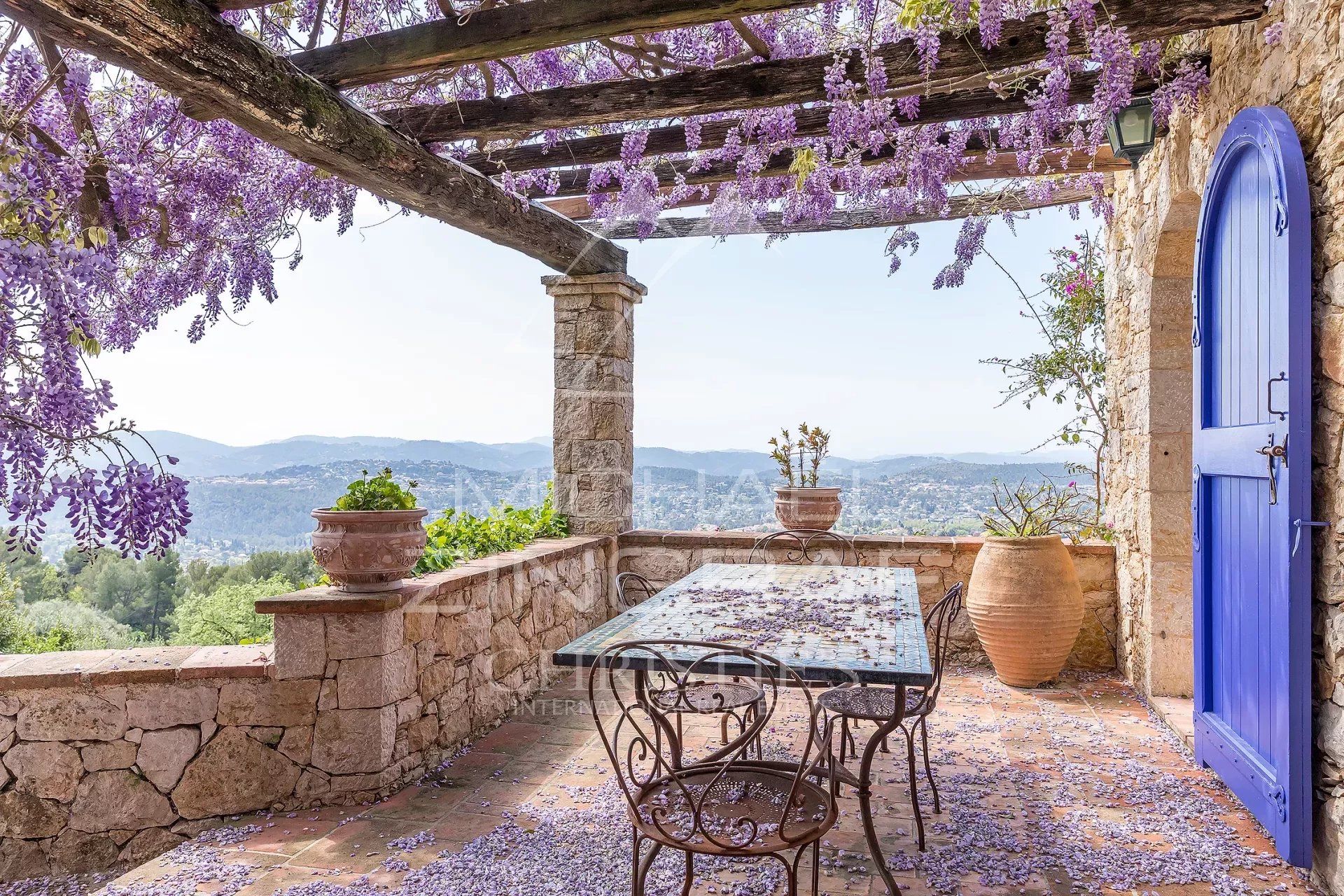 بيت في Cabris, Provence-Alpes-Cote d'Azur 12548600