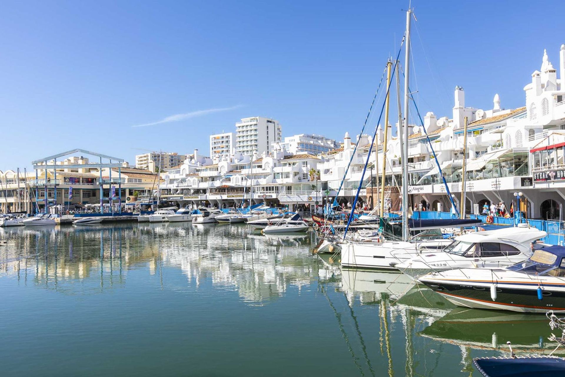 Condominium dans Benalmádena, Andalusia 12551552