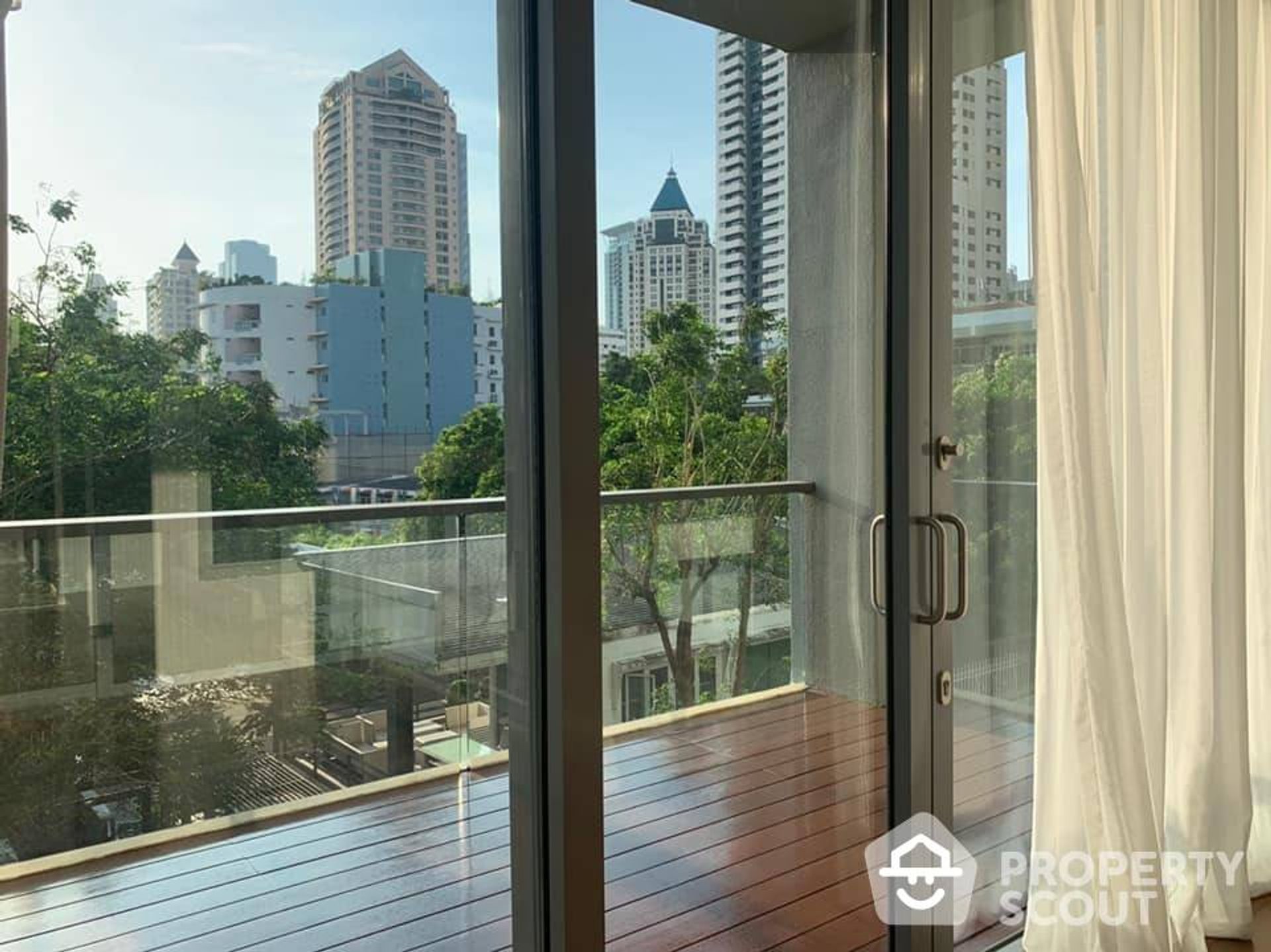 Osakehuoneisto sisään Sathon, Krung Thep Maha Nakhon 12552351