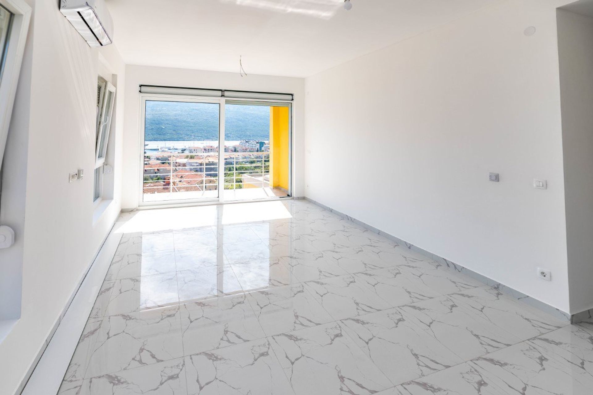 Condominio en Herceg novi, Herceg novi 12554636