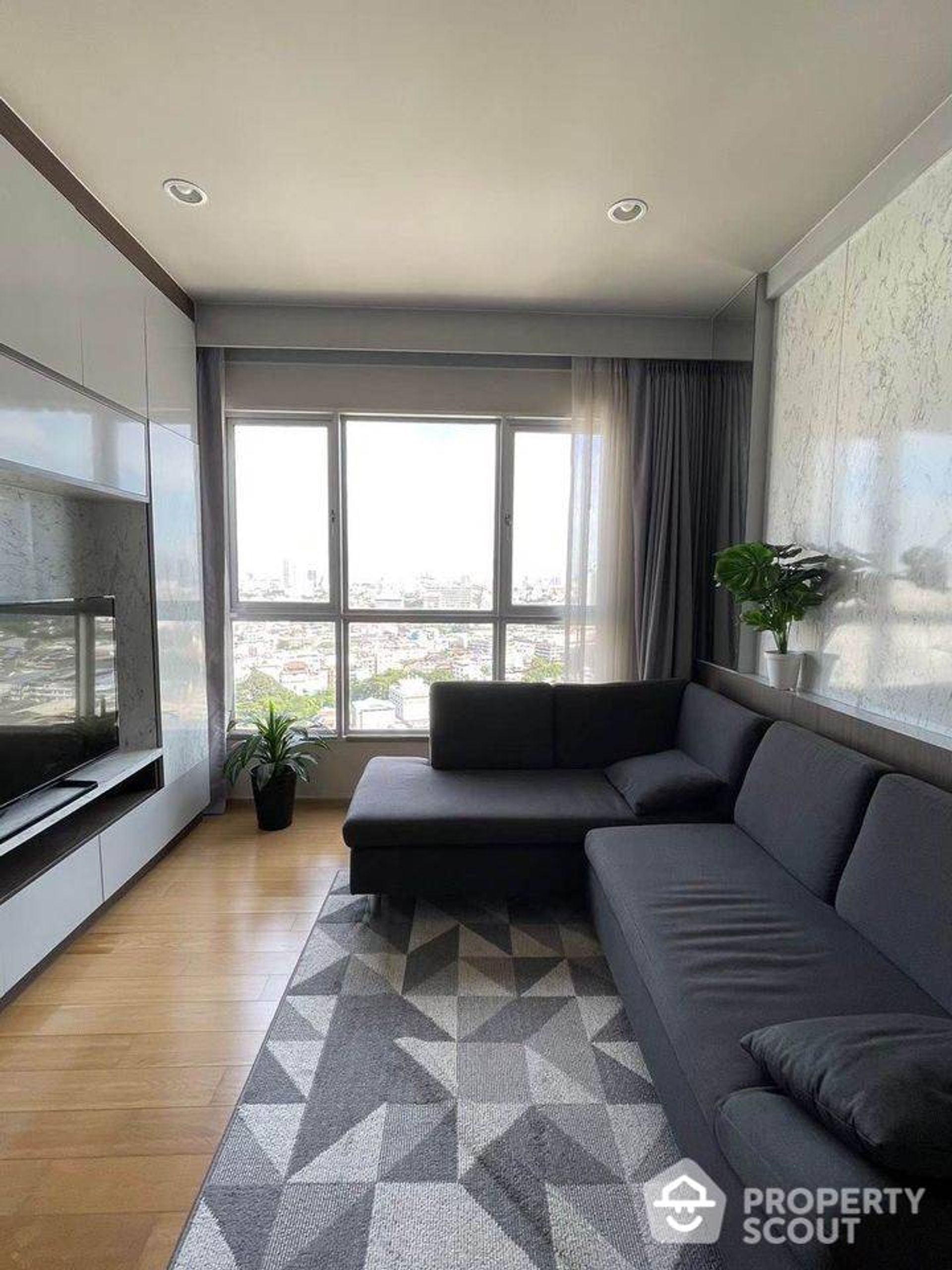 Condominium in Godown, Krung Thep Maha Nakhon 12557477