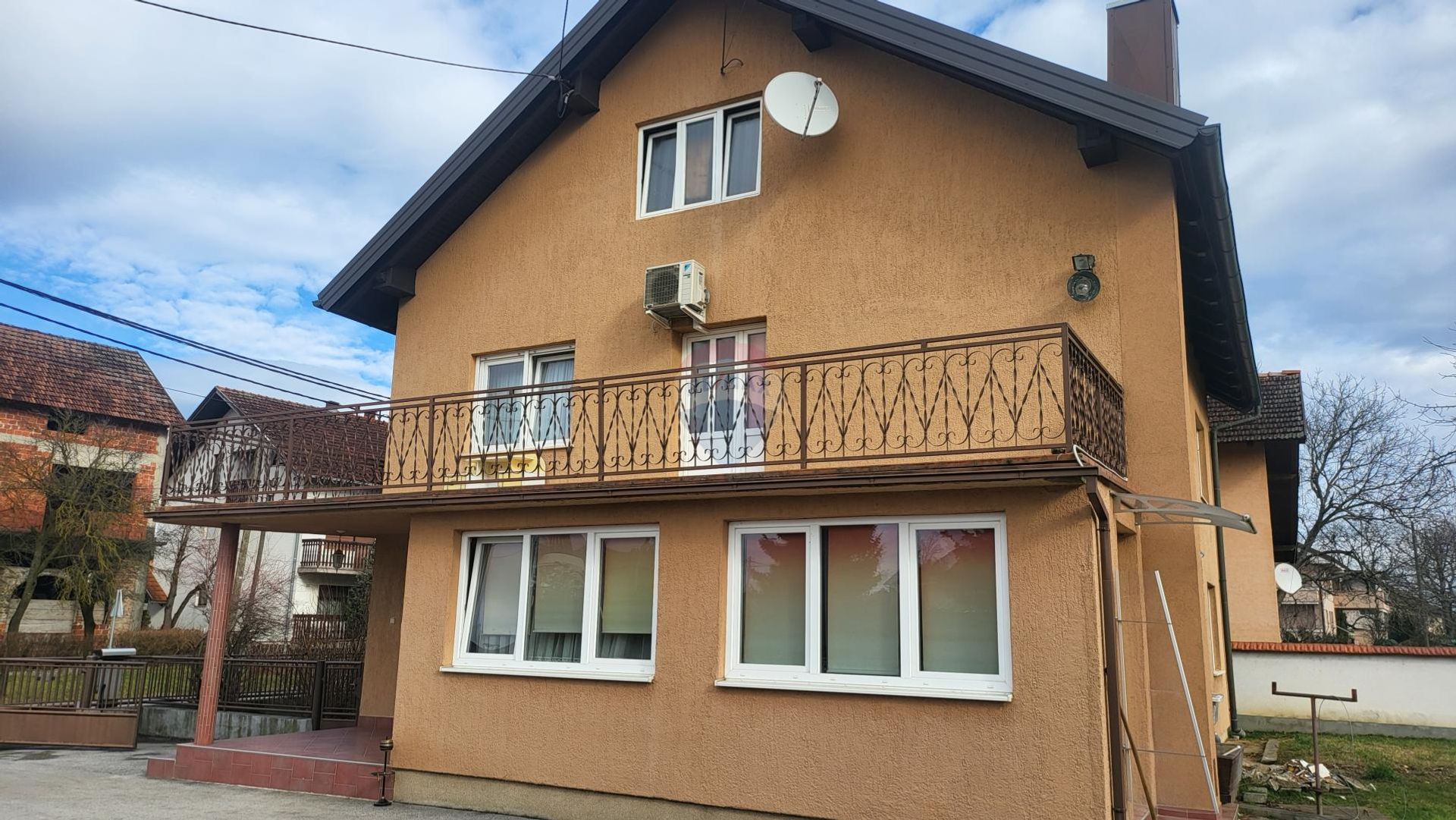 Hus i Odra, Zagreb, Grad 12558401