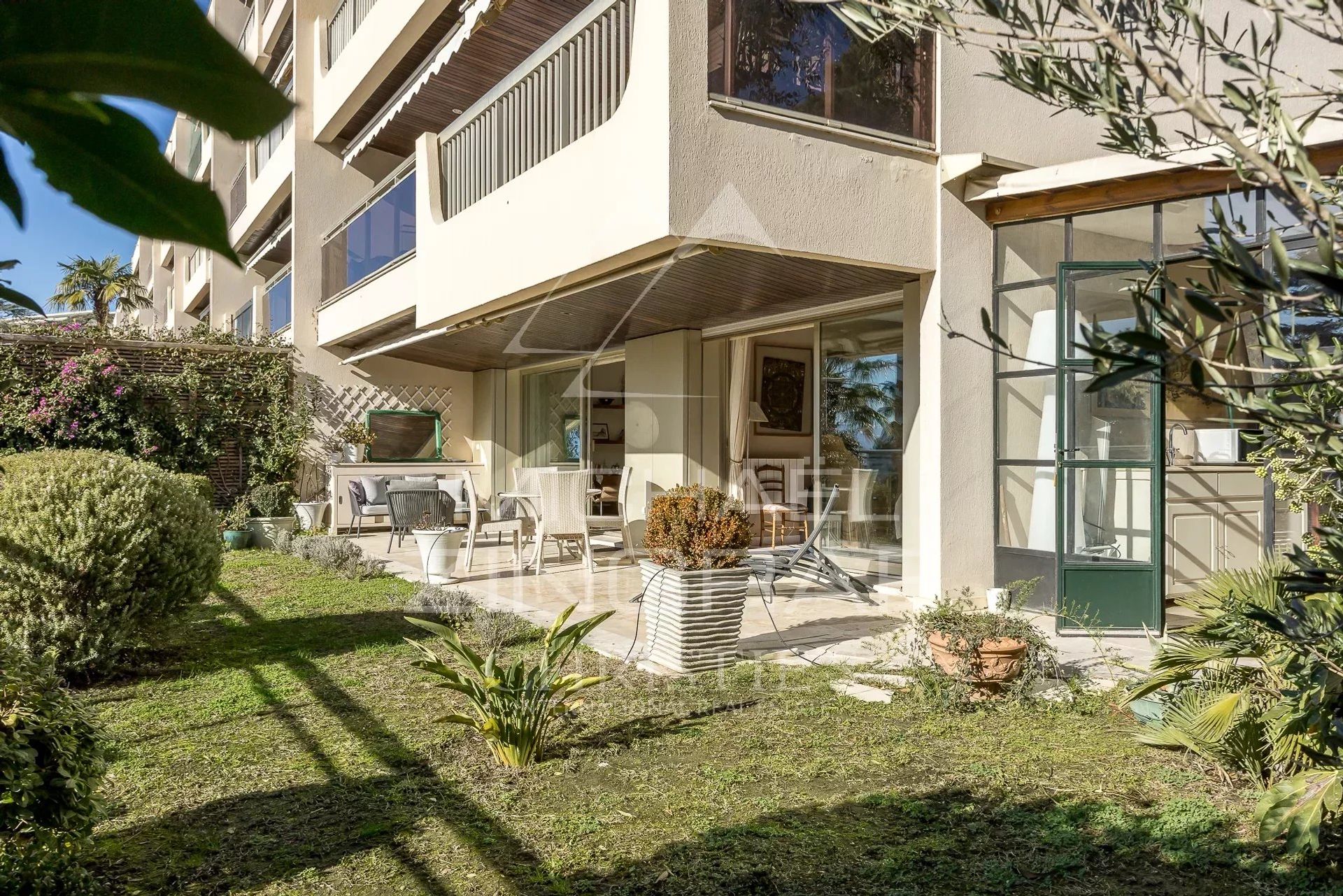 Condominium in Cannes, Provence-Alpes-Côte d'Azur 12560992