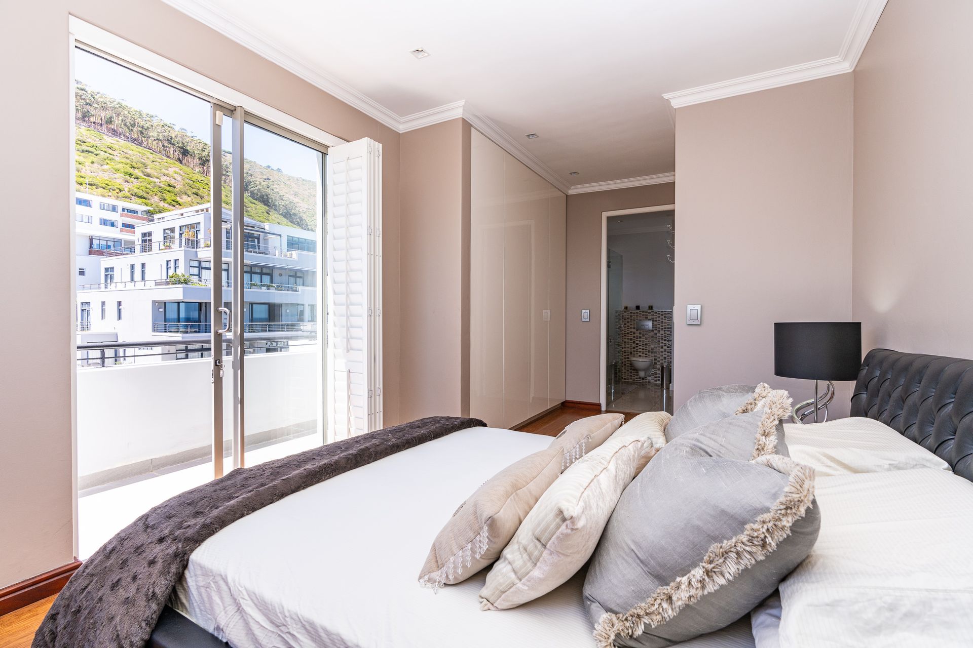 Condominium in Cape Town, 16 Calais Road 12574077