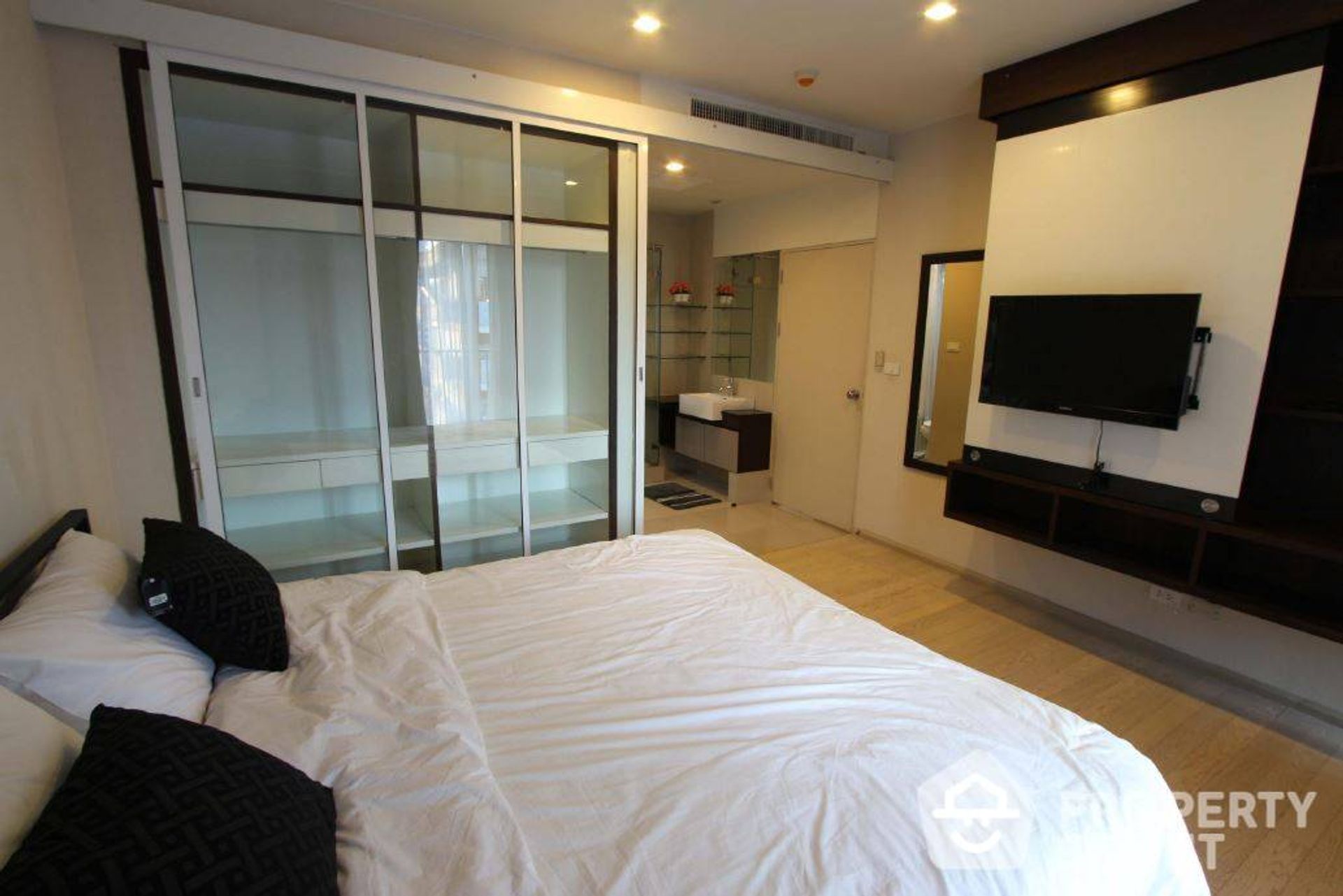 Condominium in Watthana, Krung Thep Maha Nakhon 12581406