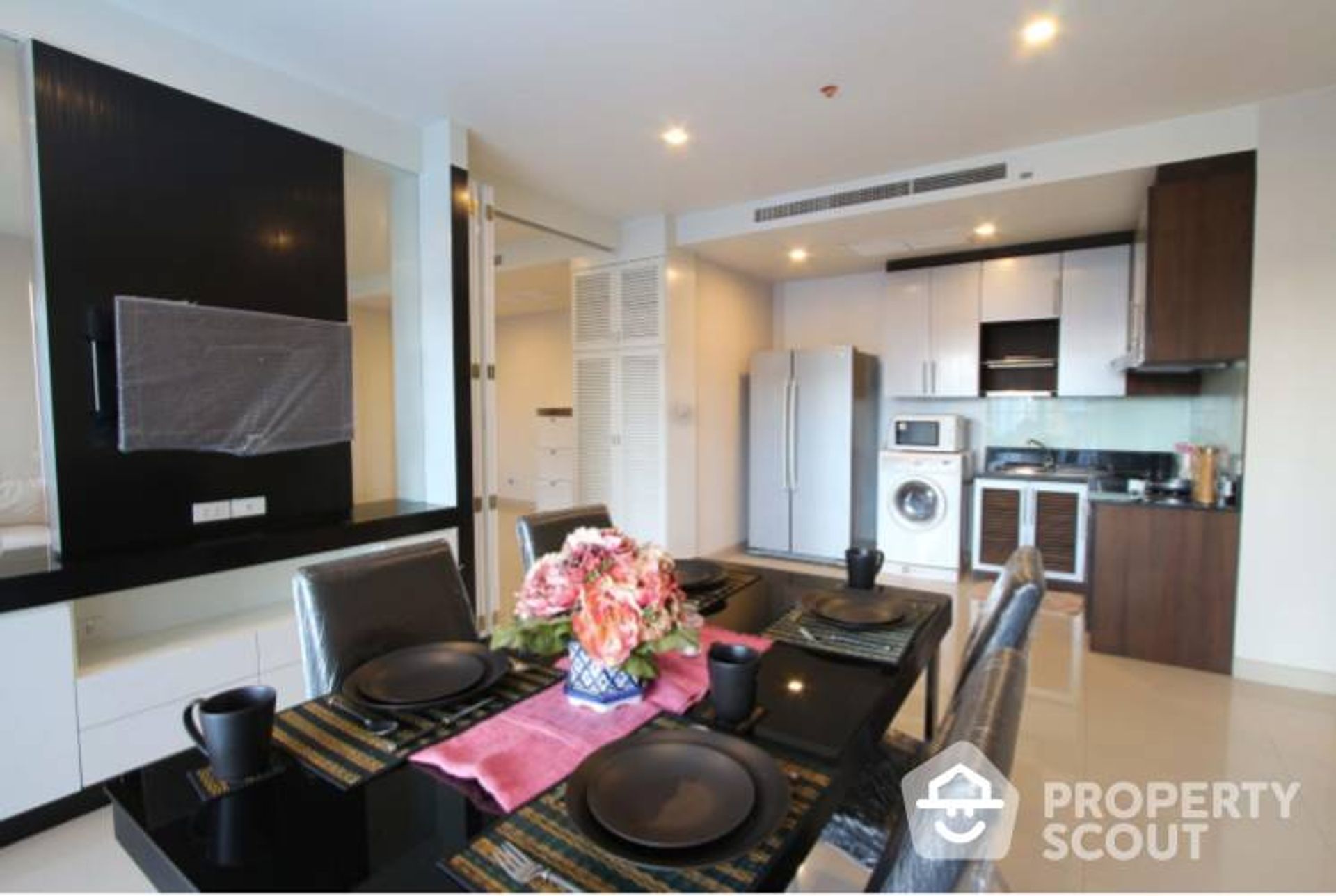 Condominium in Watthana, Krung Thep Maha Nakhon 12581407